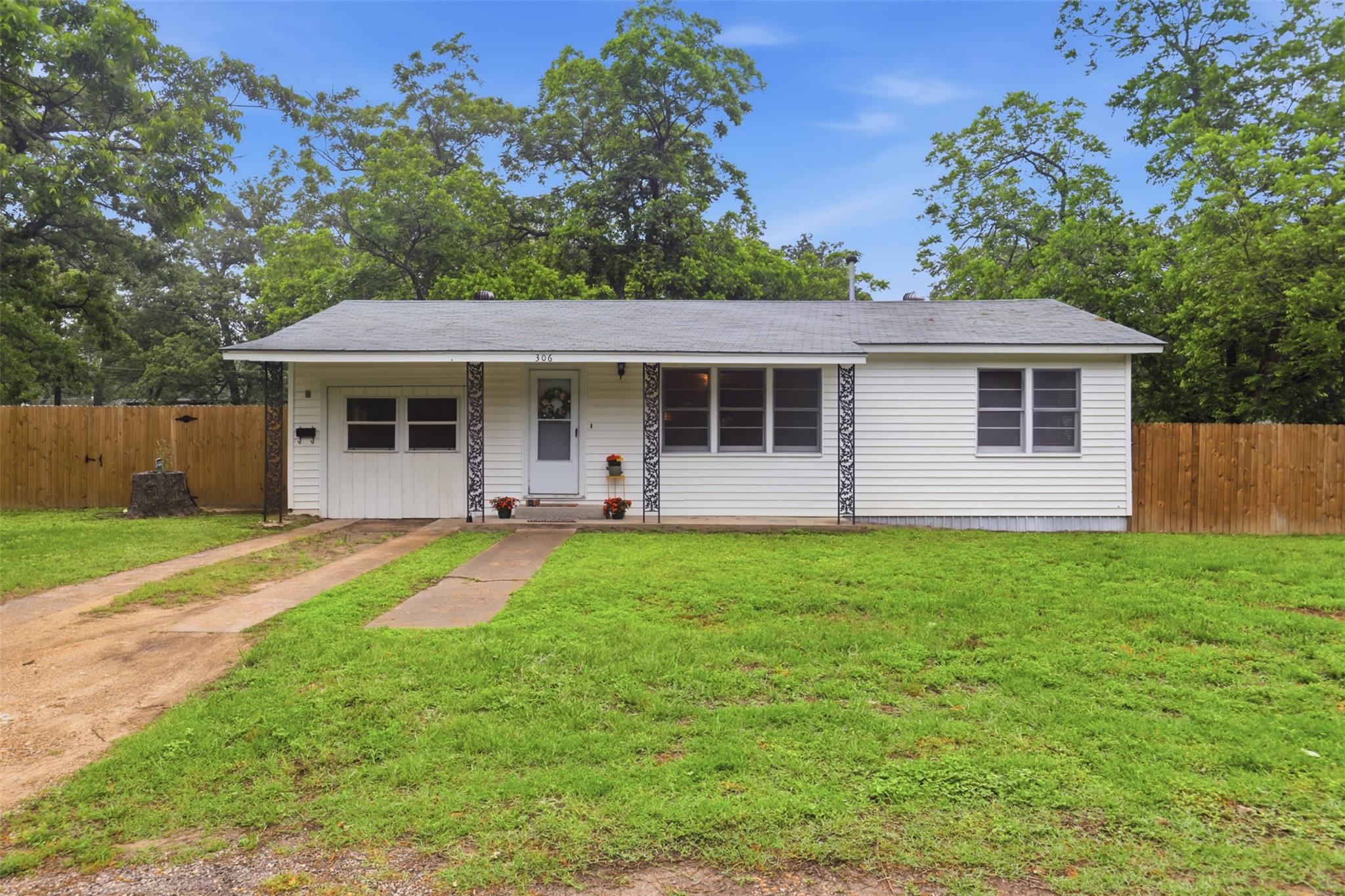 306 Erie Ave, Rockdale, TX 76567