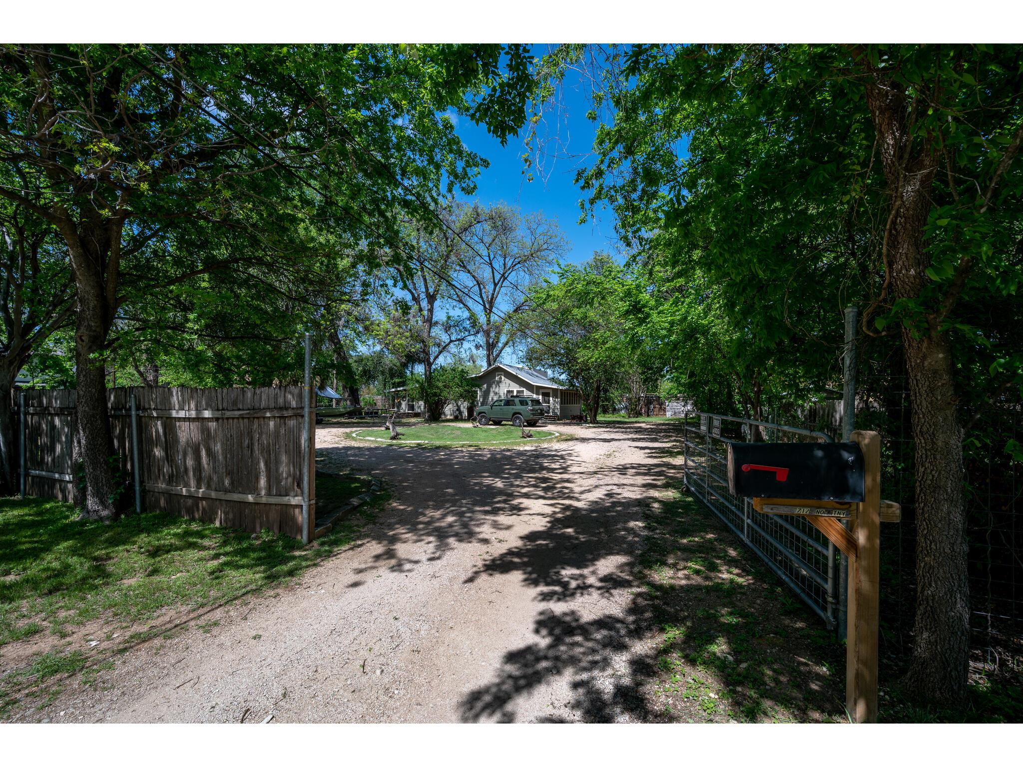 708 & 712 Nowotny Ln, Austin, TX 78702