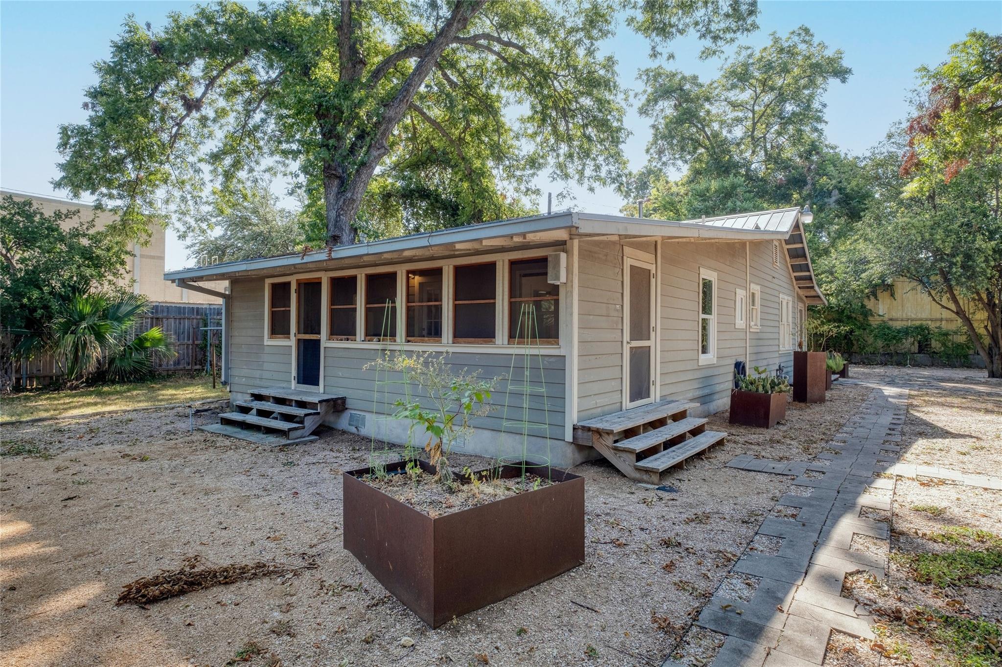 708 & 712 Nowotny Ln, Austin, TX 78702