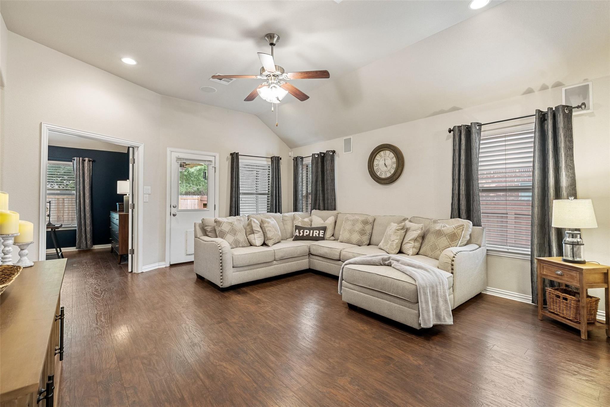 535 Oyster Crk, Buda, TX 78610