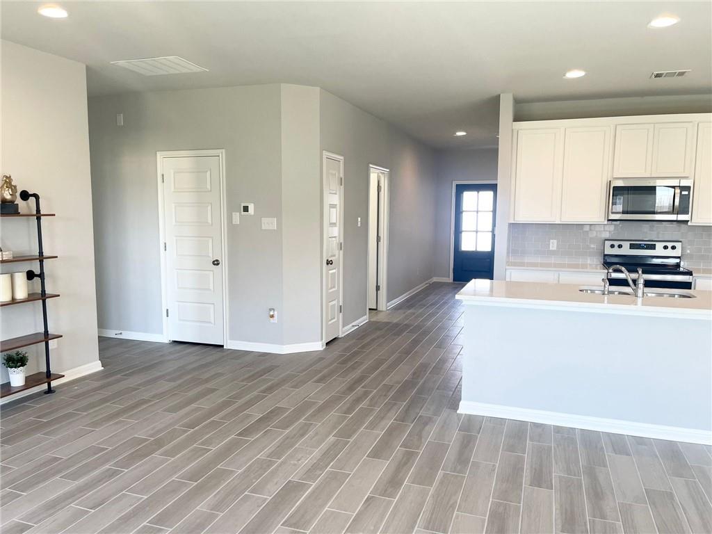 195 Outlaw Dr, Jarrell, TX 76537