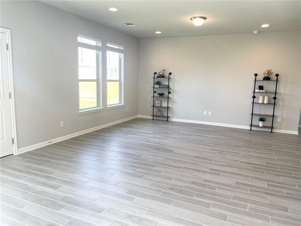 195 Outlaw Dr, Jarrell, TX 76537