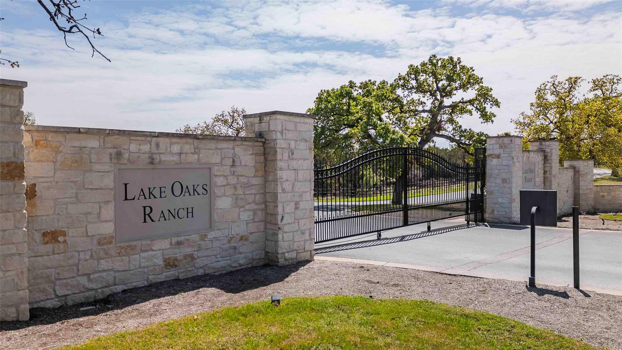 551 Lake View Dr, Spicewood, TX 78669
