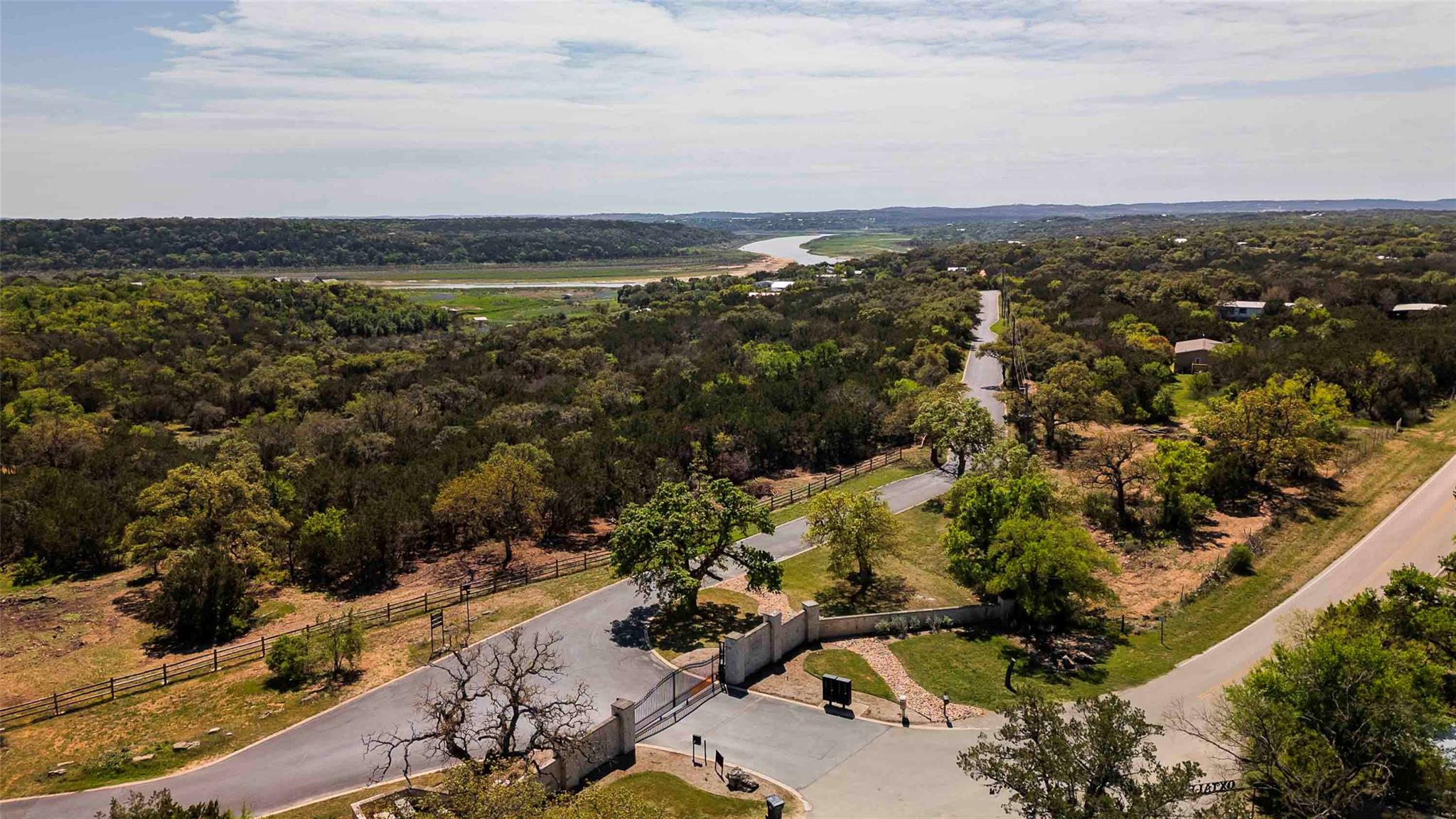551 Lake View Dr, Spicewood, TX 78669