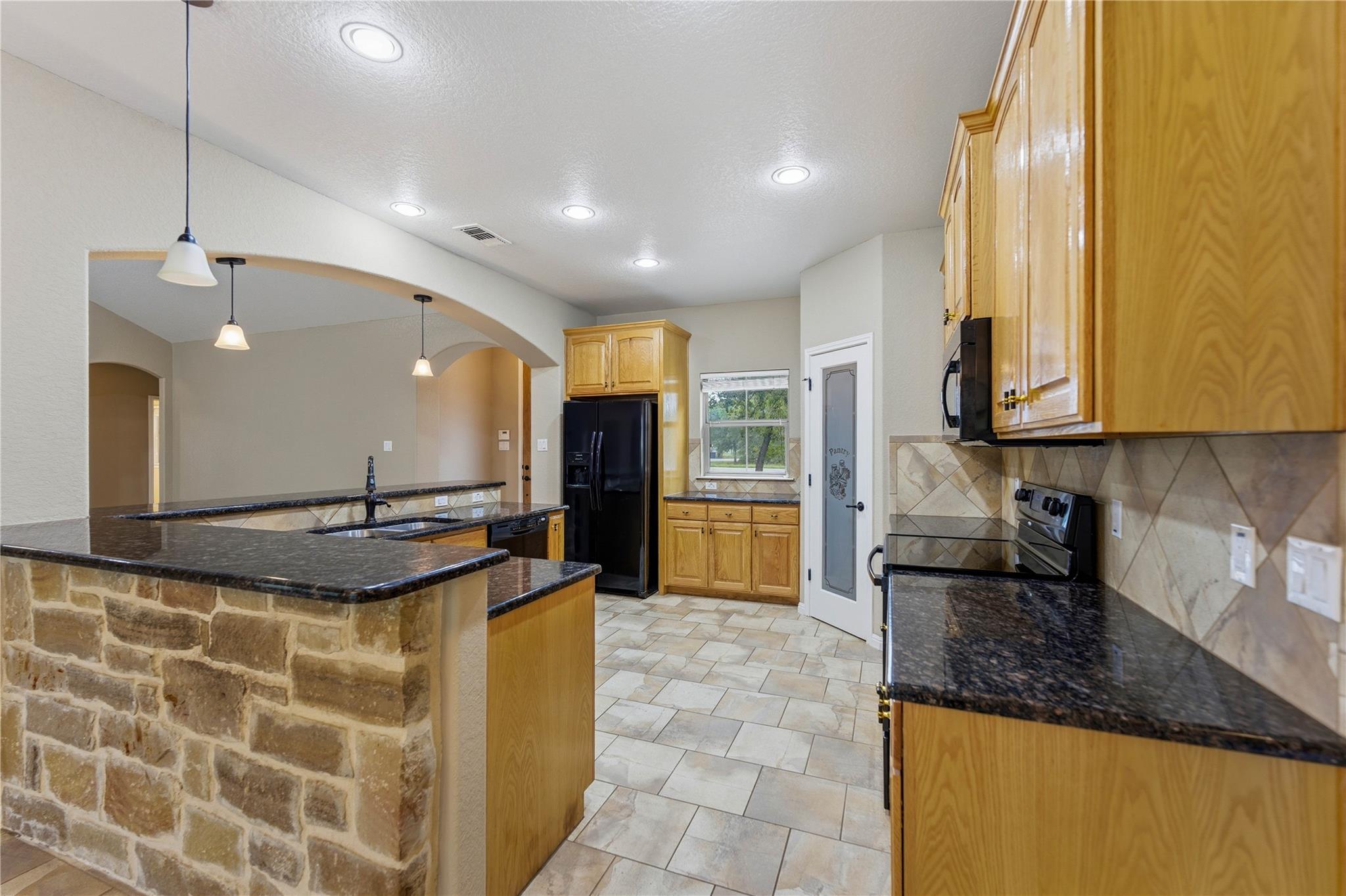 205 Sendera Xing, La Vernia, TX 78121
