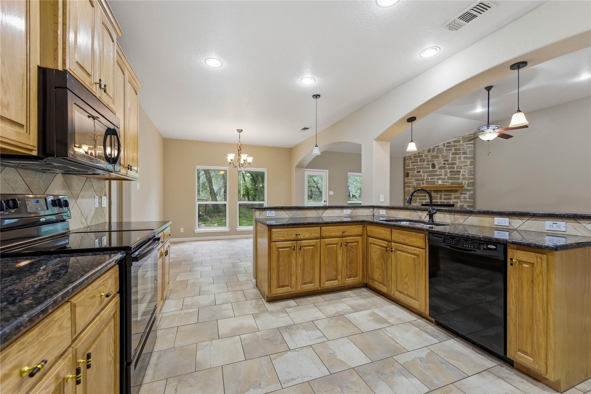 205 Sendera Xing, La Vernia, TX 78121