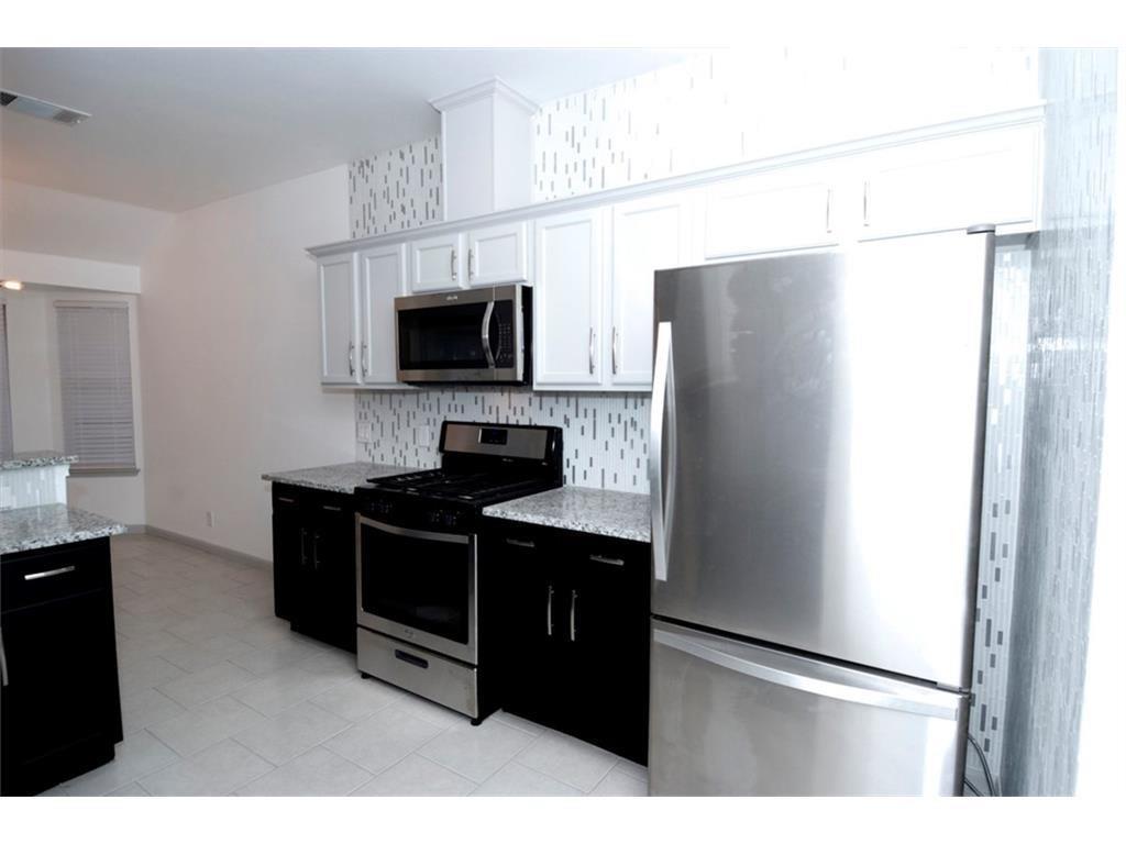 107 Tanglewood Ln, Hutto, TX 78634