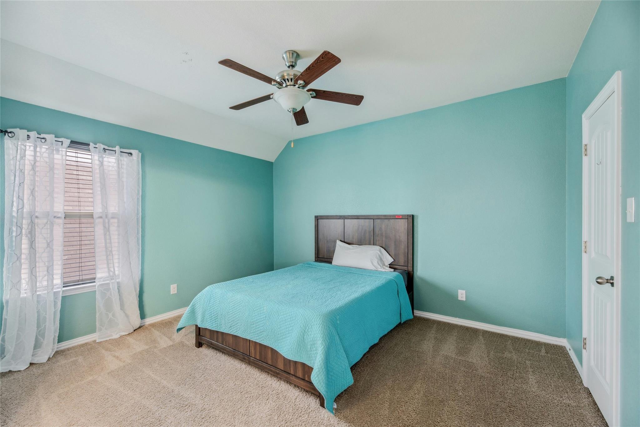 405 Farm Creek Dr, Hutto, TX 78634