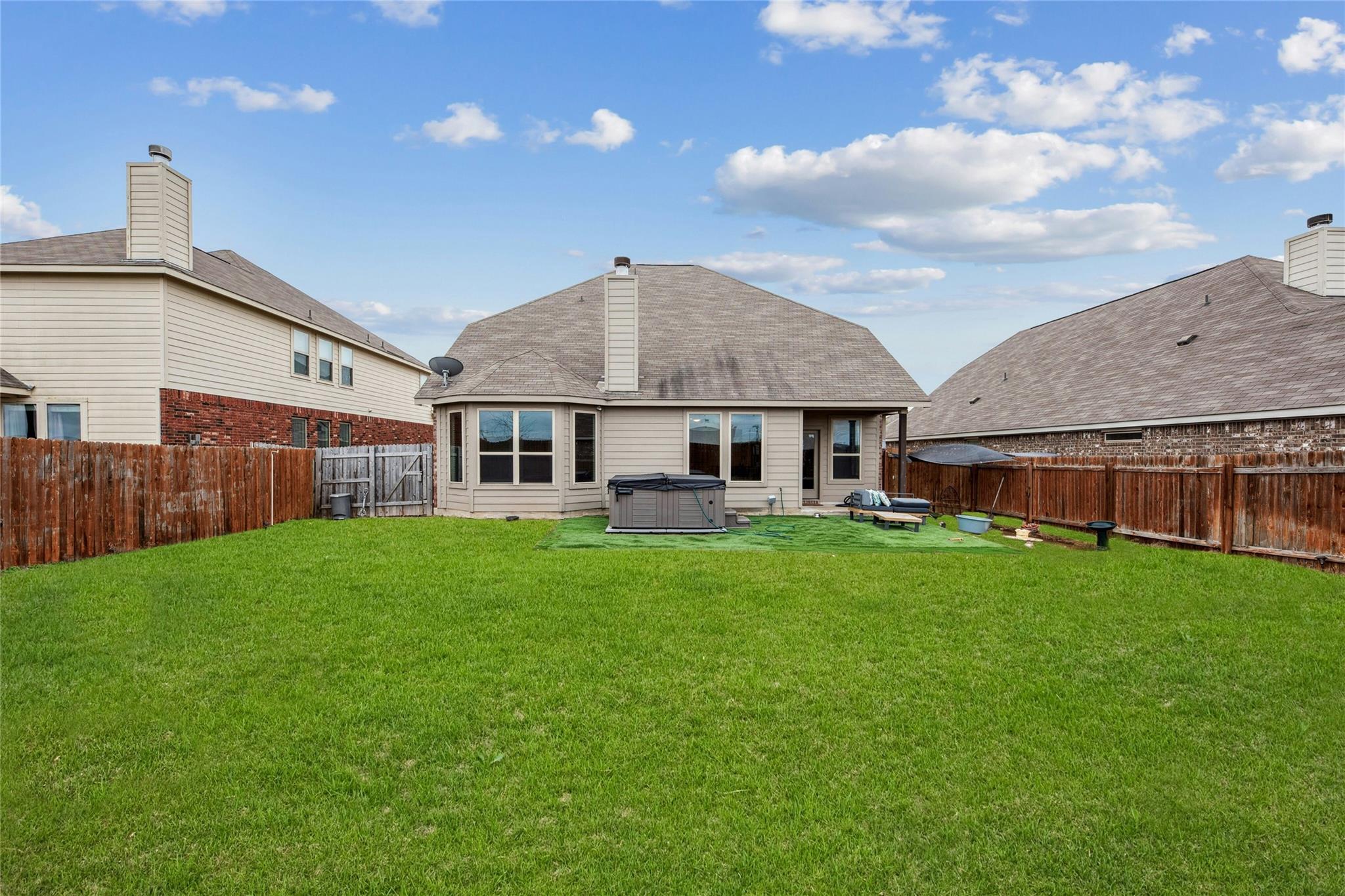 405 Farm Creek Dr, Hutto, TX 78634