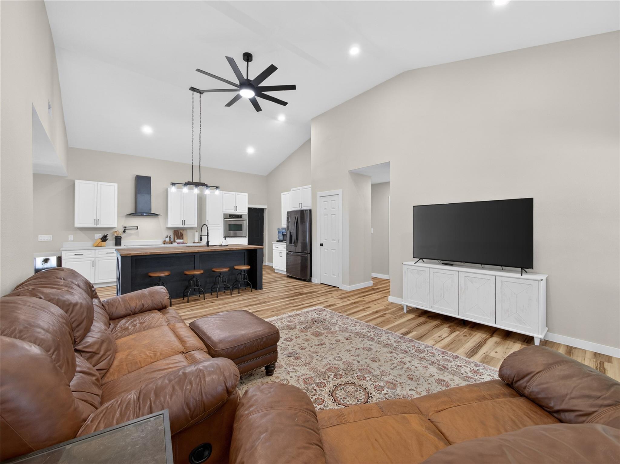 411 Avila Ln, Briggs, TX 78608