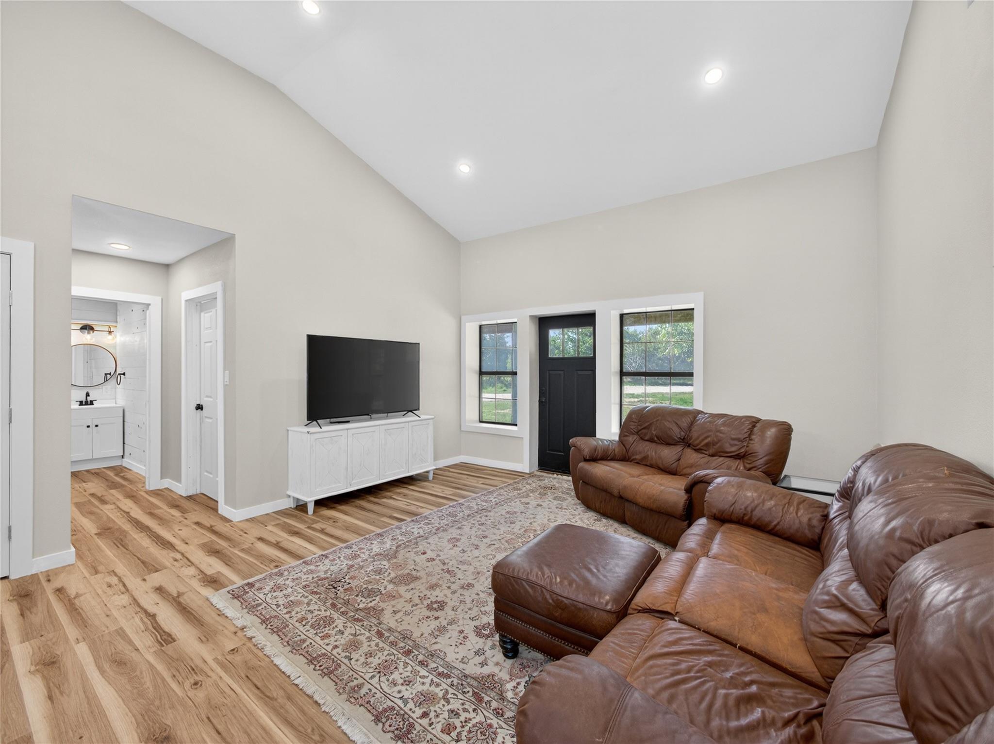 411 Avila Ln, Briggs, TX 78608
