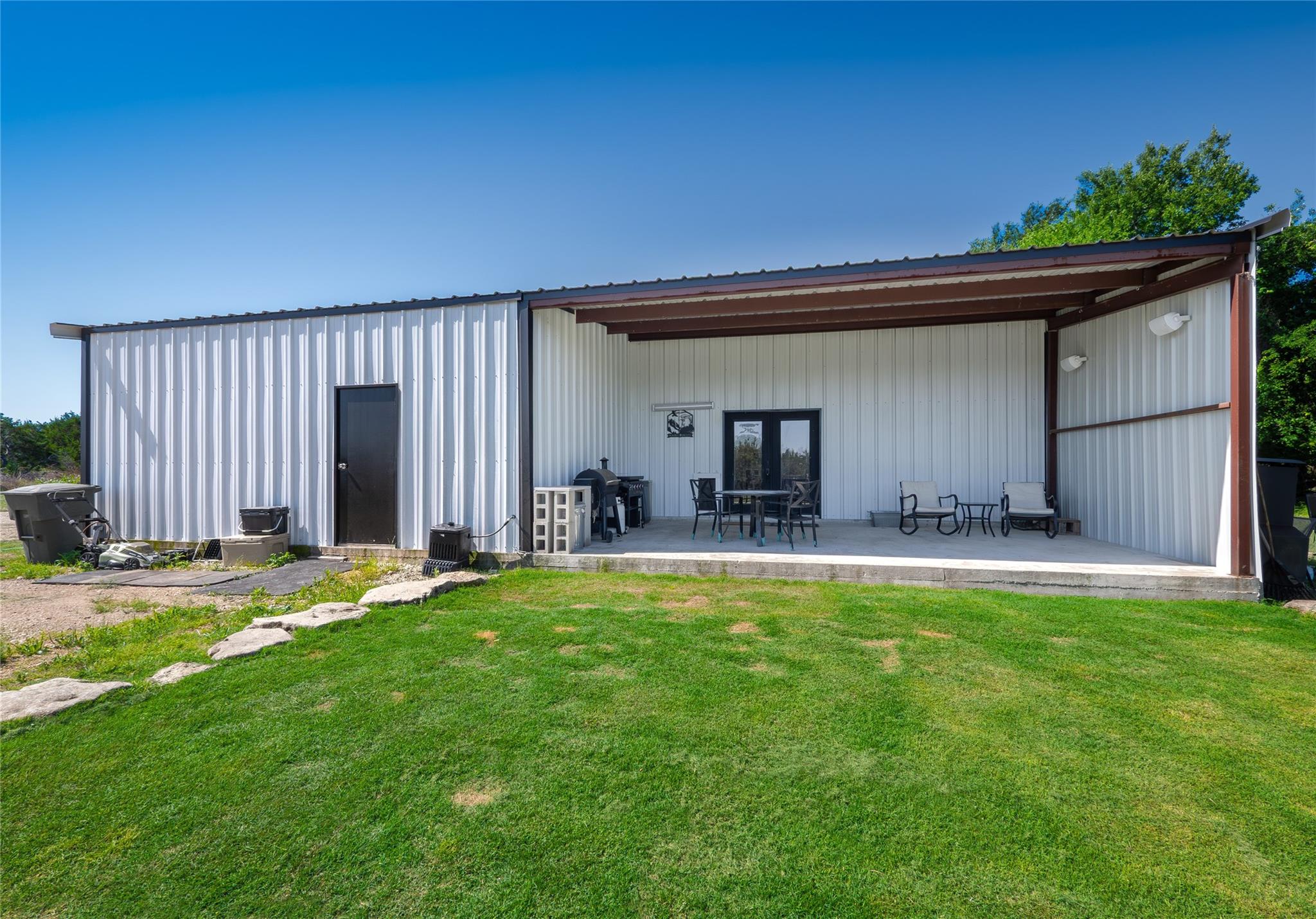 411 Avila Ln, Briggs, TX 78608