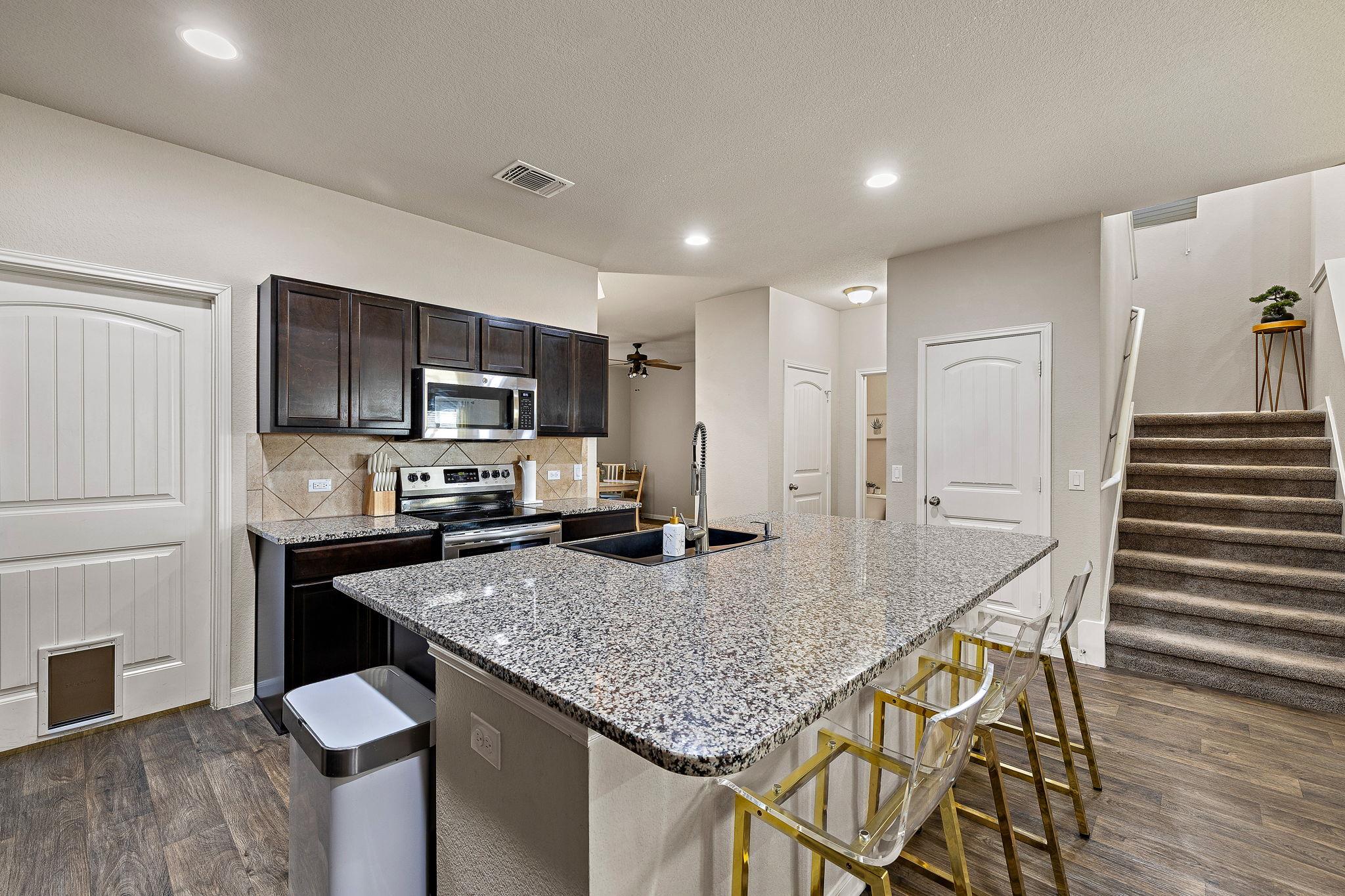 201 Garcitas Creek Ln, Hutto, TX 78634