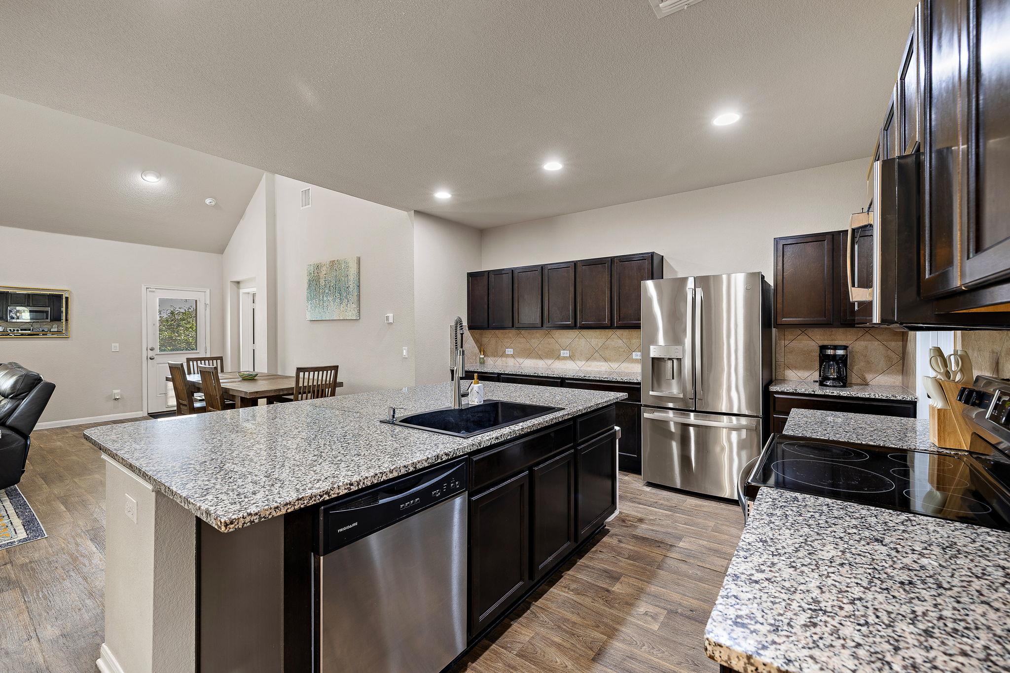 201 Garcitas Creek Ln, Hutto, TX 78634
