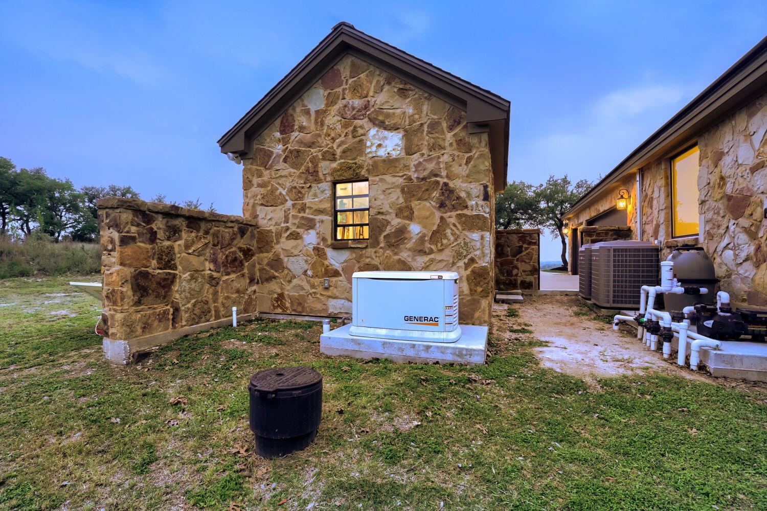 226 Hudson Ln, Dripping Springs, TX 78620