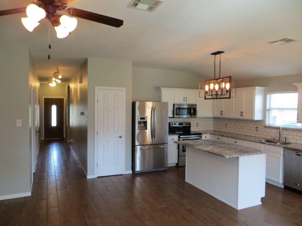 918 W South St, Leander, TX 78641