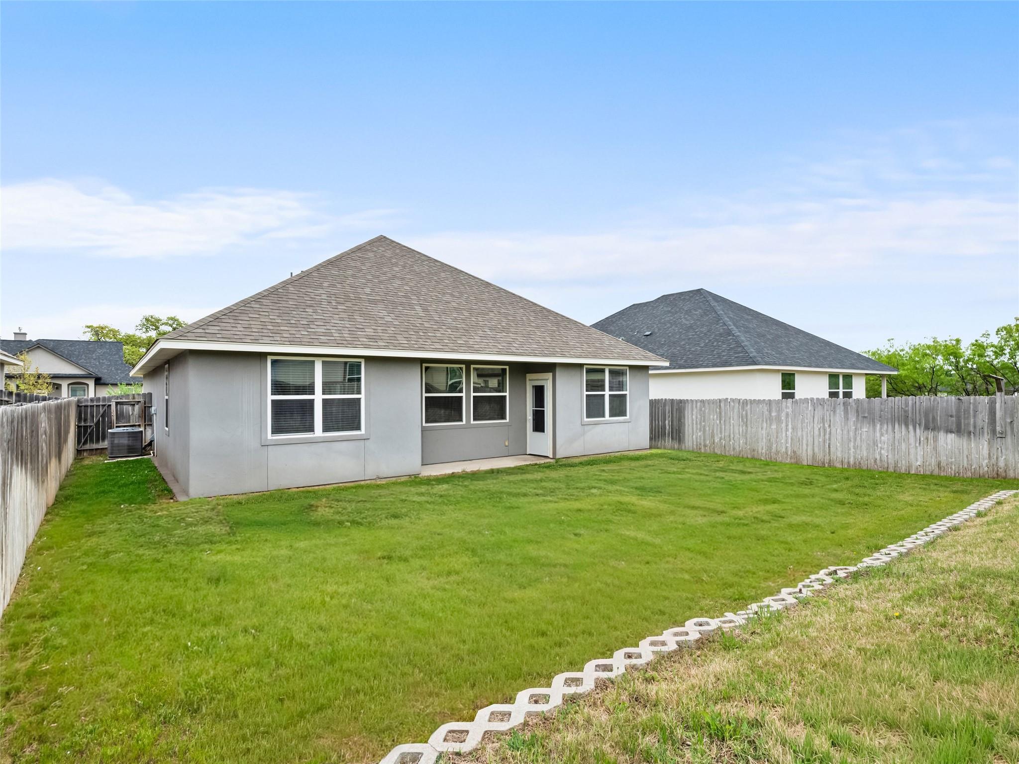 203 Winston Dr, Fredericksburg, TX 78624