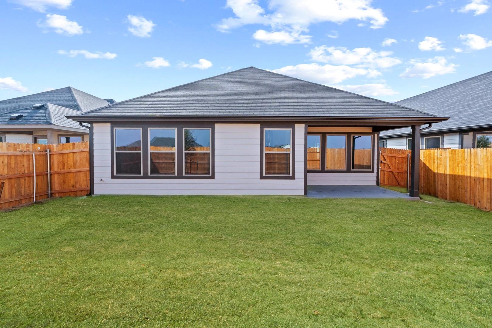 1000 Universal Dr, Hutto, TX 78634