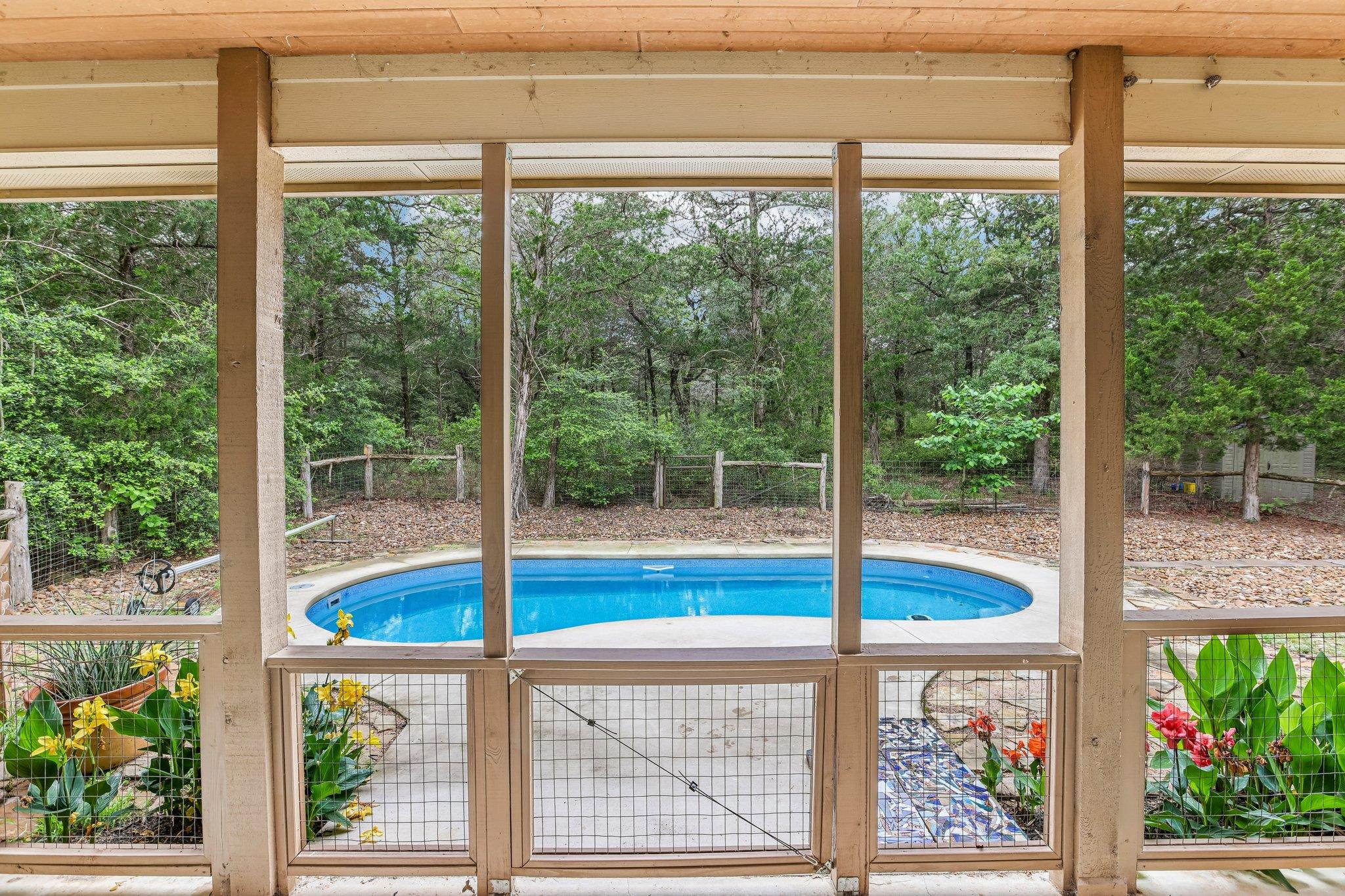 267 Corral Rd, Smithville, TX 78957