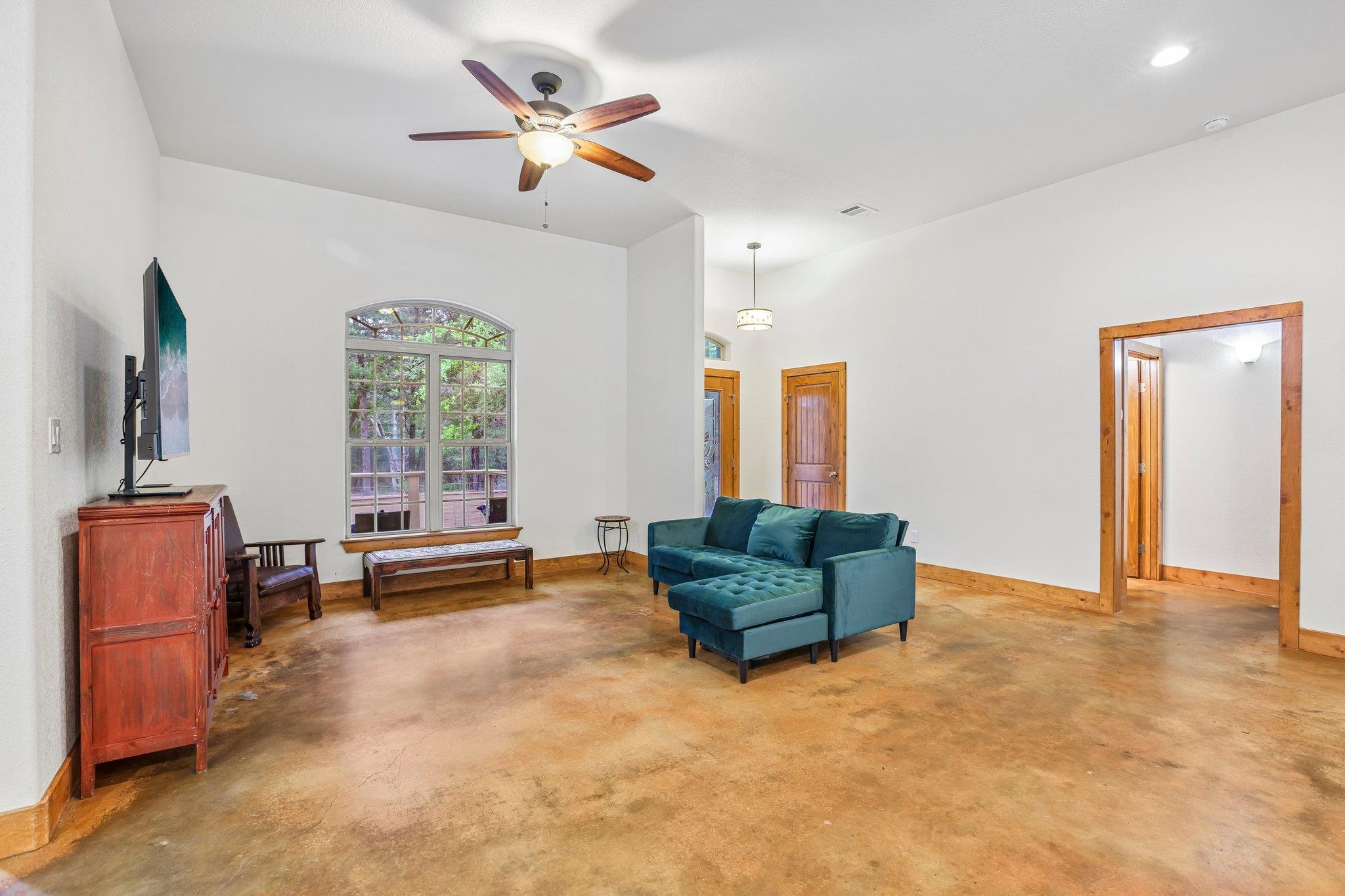 267 Corral Rd, Smithville, TX 78957
