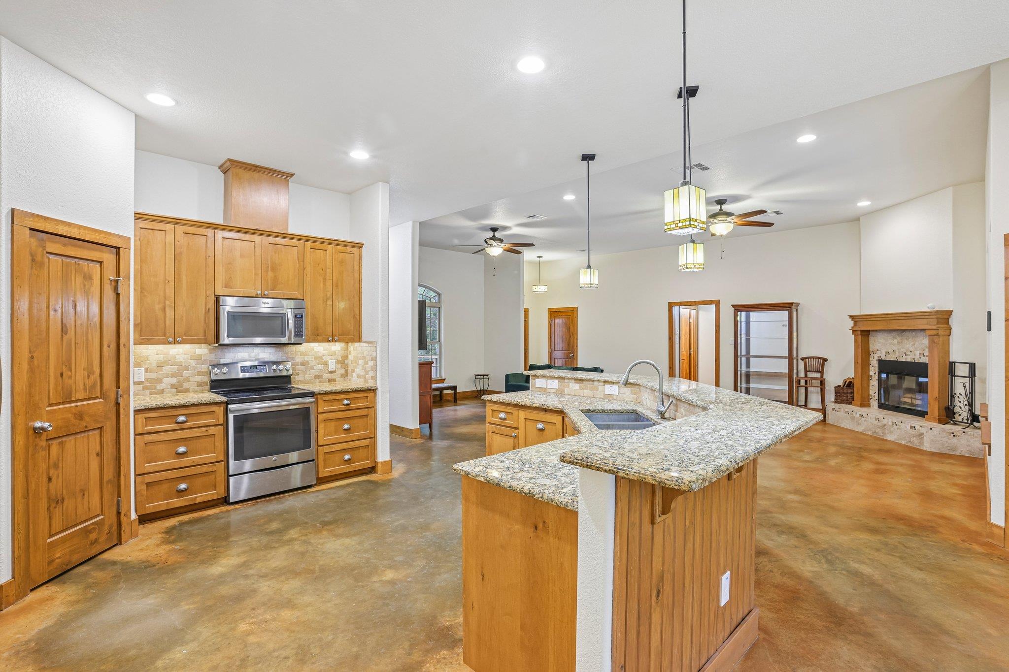 267 Corral Rd, Smithville, TX 78957
