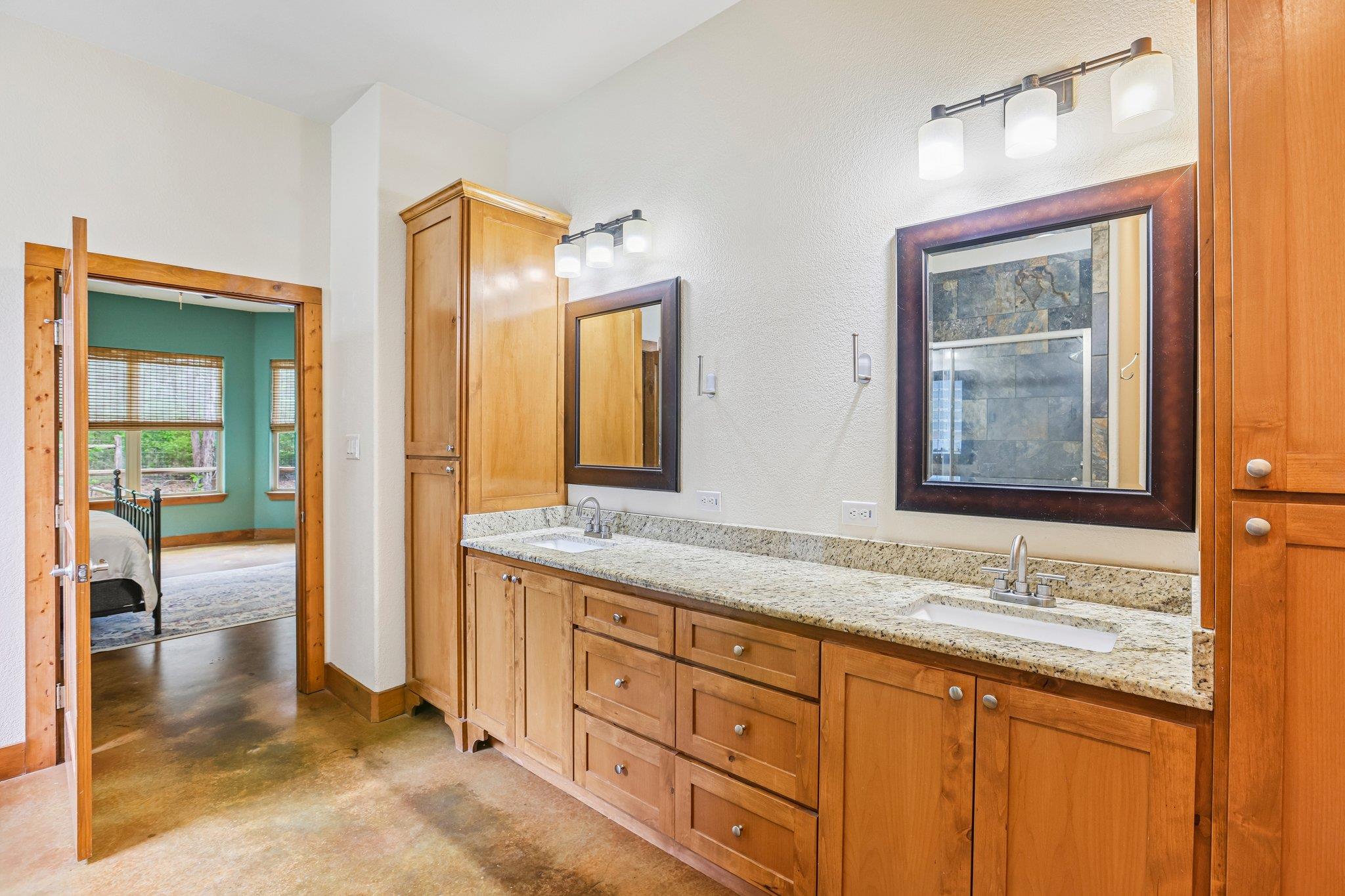 267 Corral Rd, Smithville, TX 78957