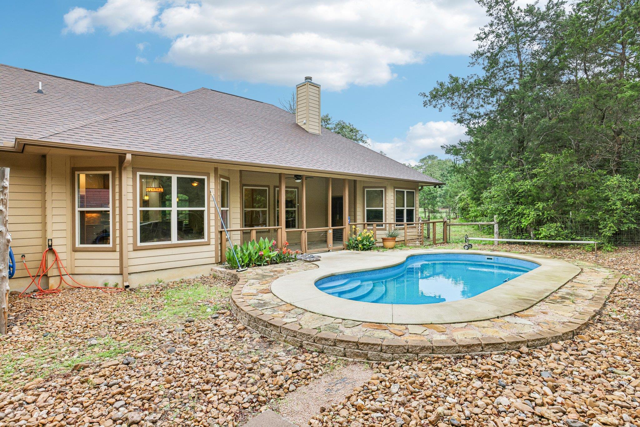 267 Corral Rd, Smithville, TX 78957