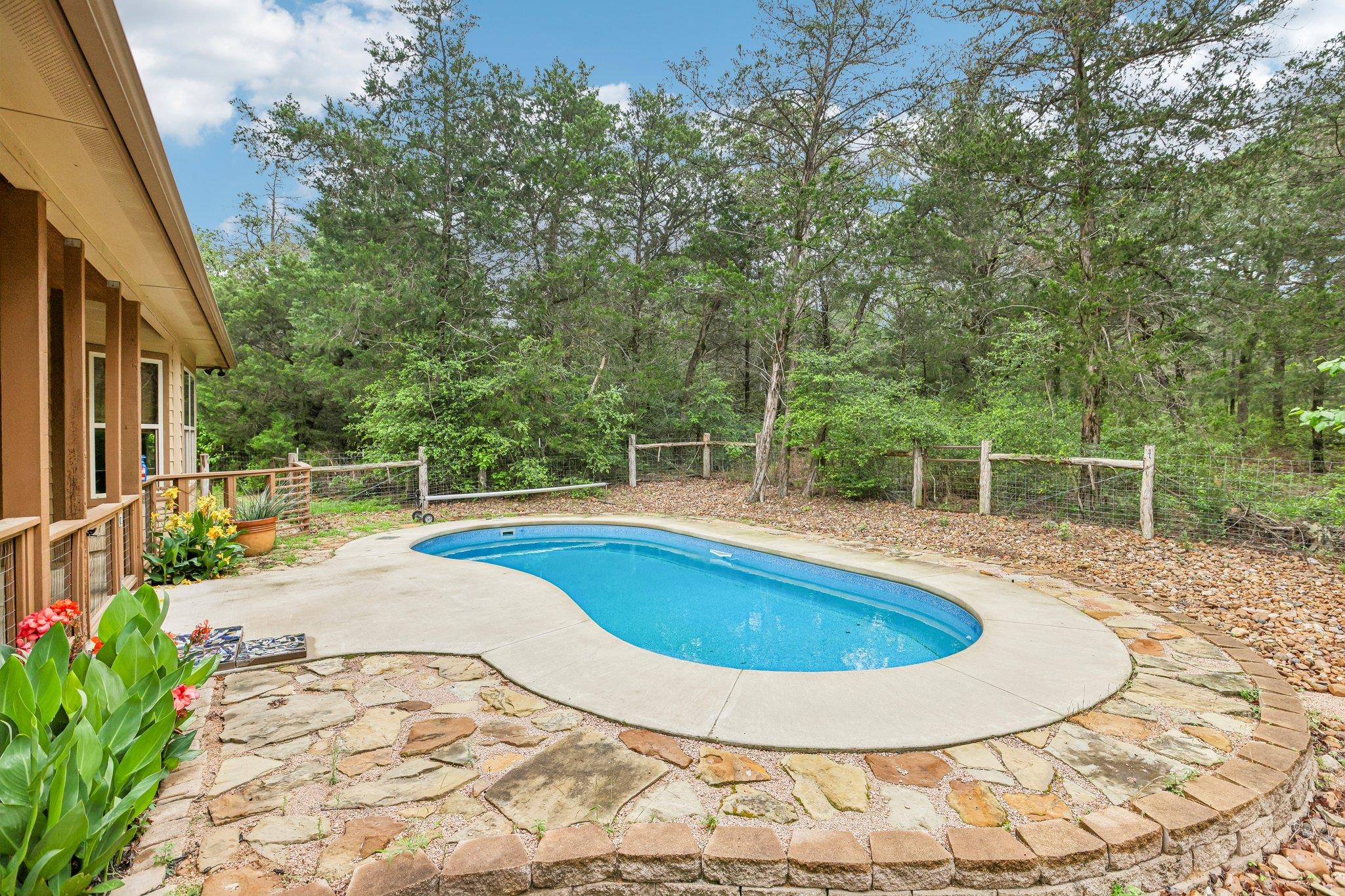 267 Corral Rd, Smithville, TX 78957