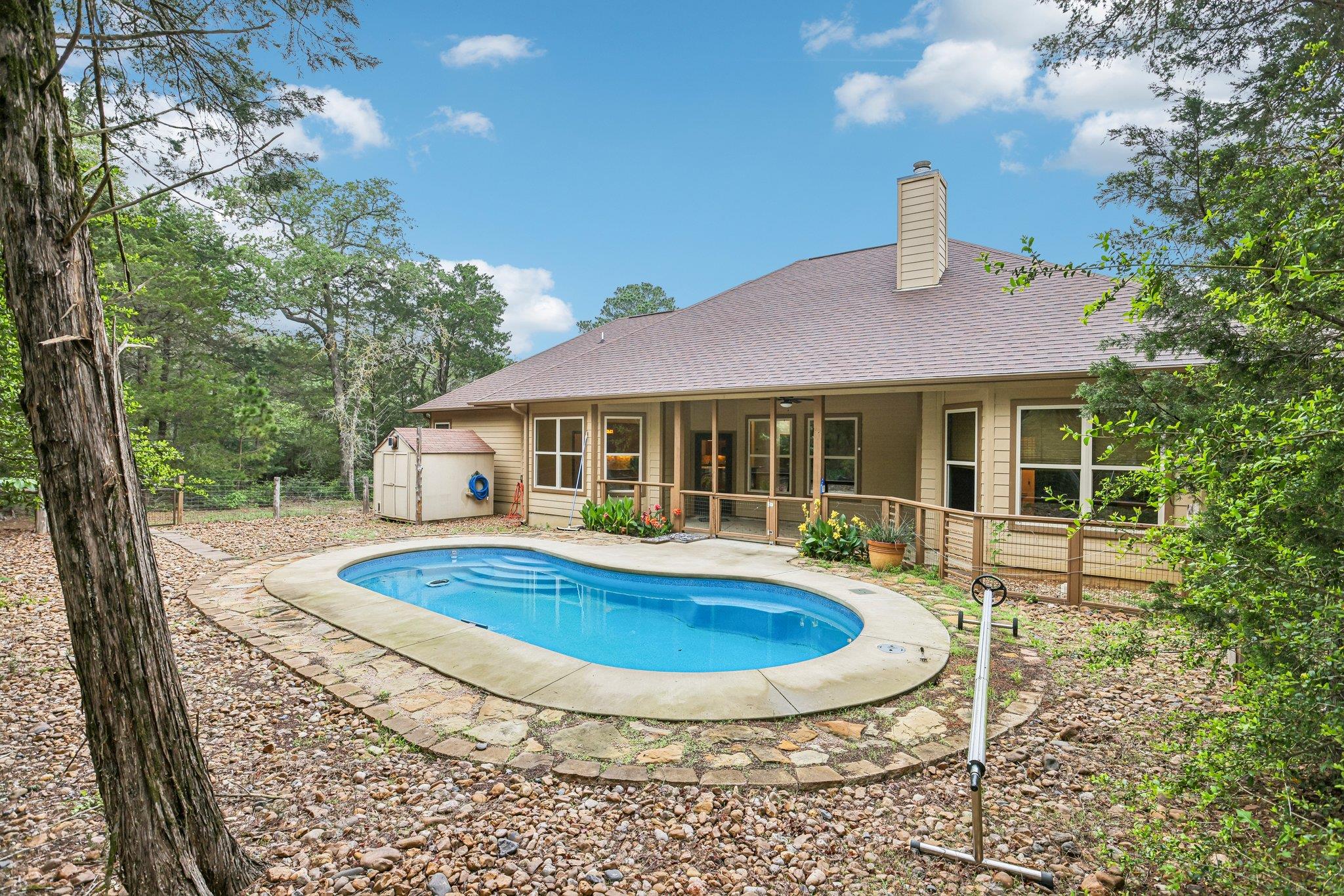 267 Corral Rd, Smithville, TX 78957