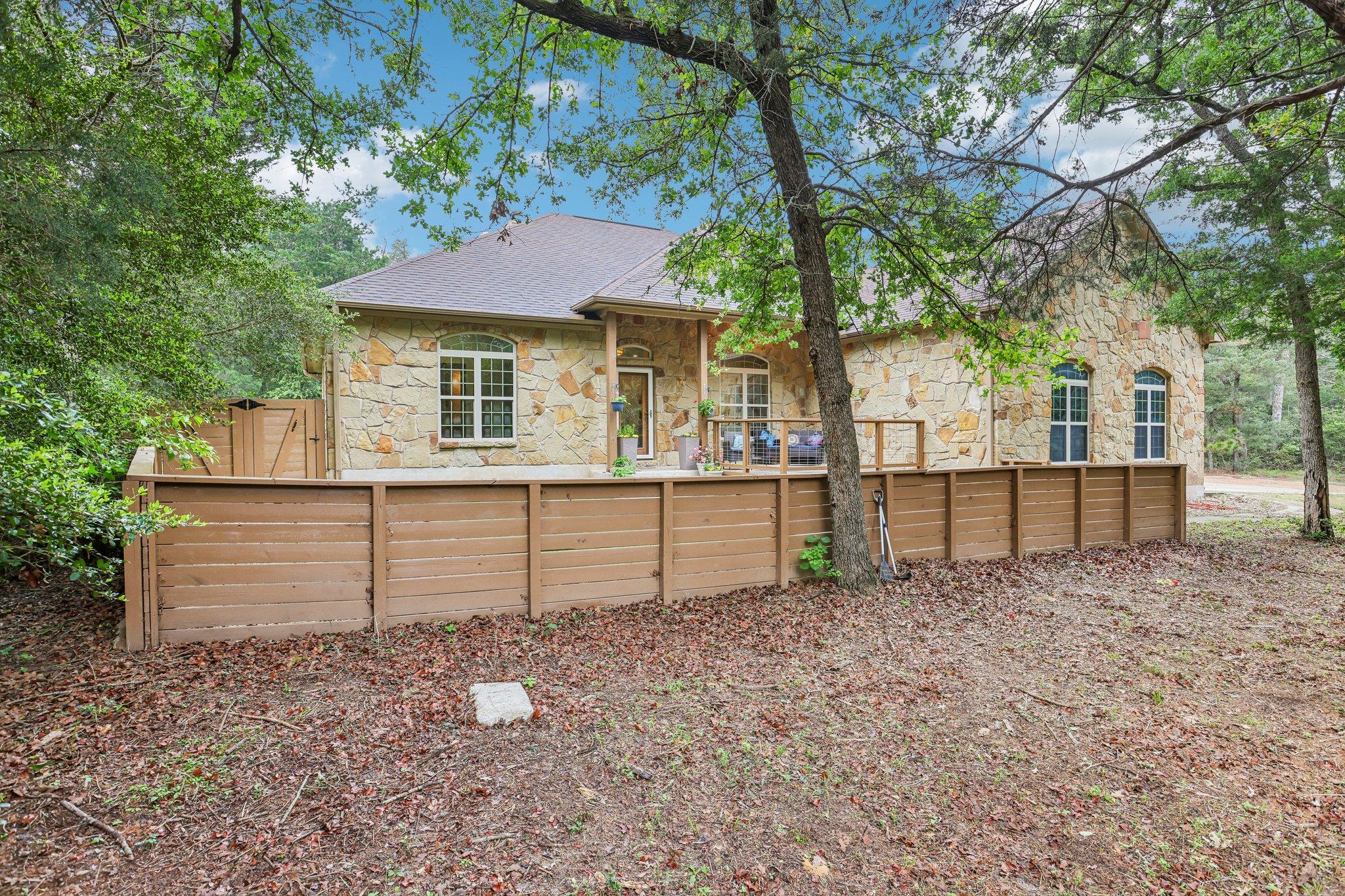 267 Corral Rd, Smithville, TX 78957