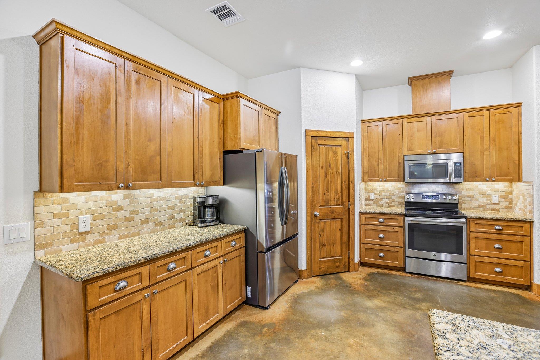 267 Corral Rd, Smithville, TX 78957