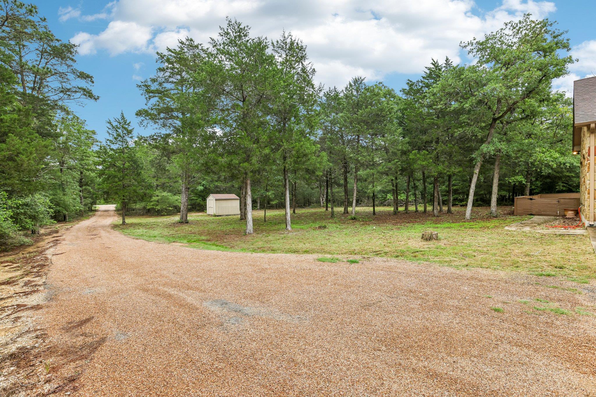 267 Corral Rd, Smithville, TX 78957