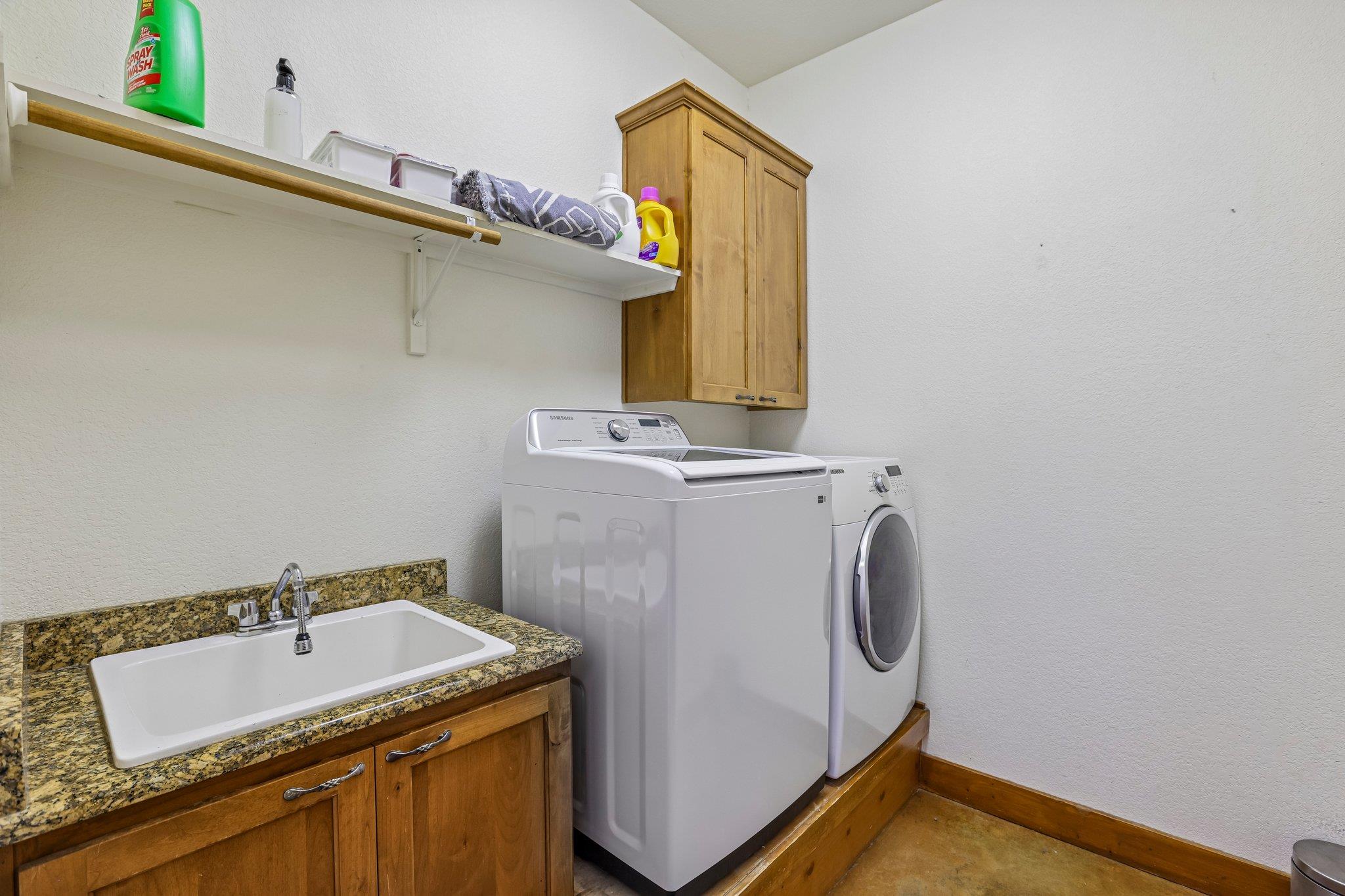 267 Corral Rd, Smithville, TX 78957
