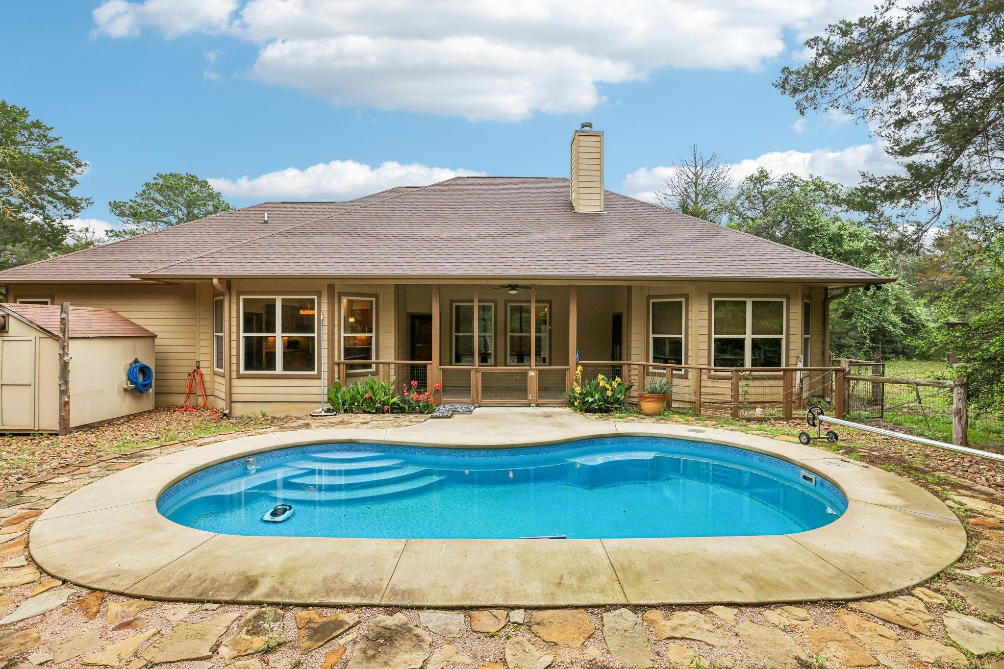 267 Corral Rd, Smithville, TX 78957