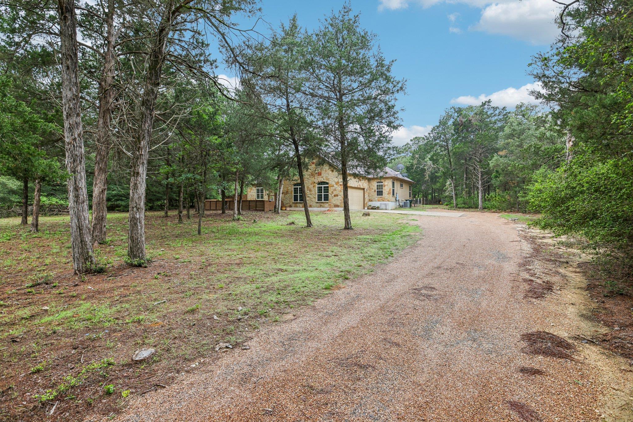 267 Corral Rd, Smithville, TX 78957