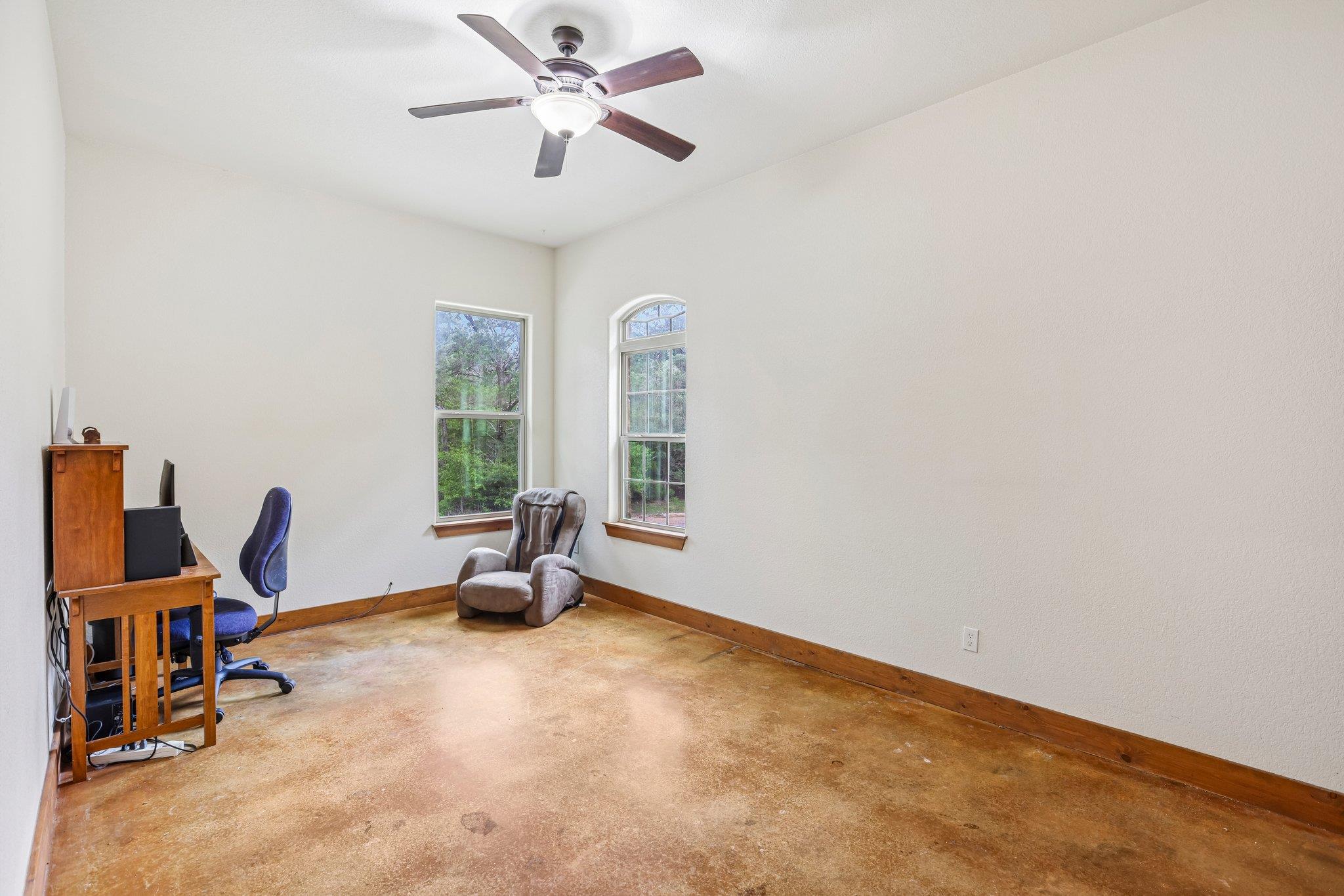 267 Corral Rd, Smithville, TX 78957