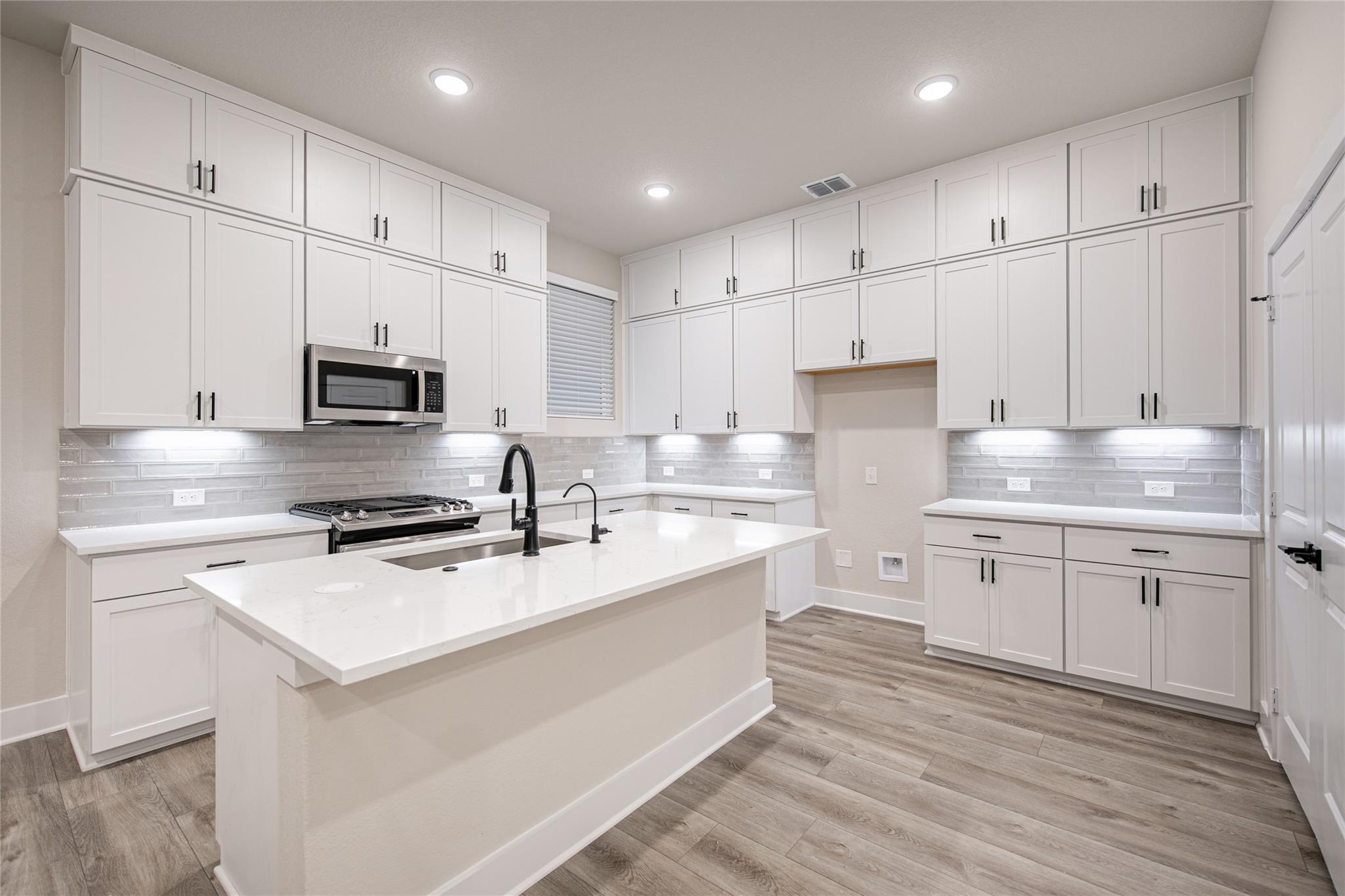 207 Flora Springs Cv, Liberty Hill, TX 78642