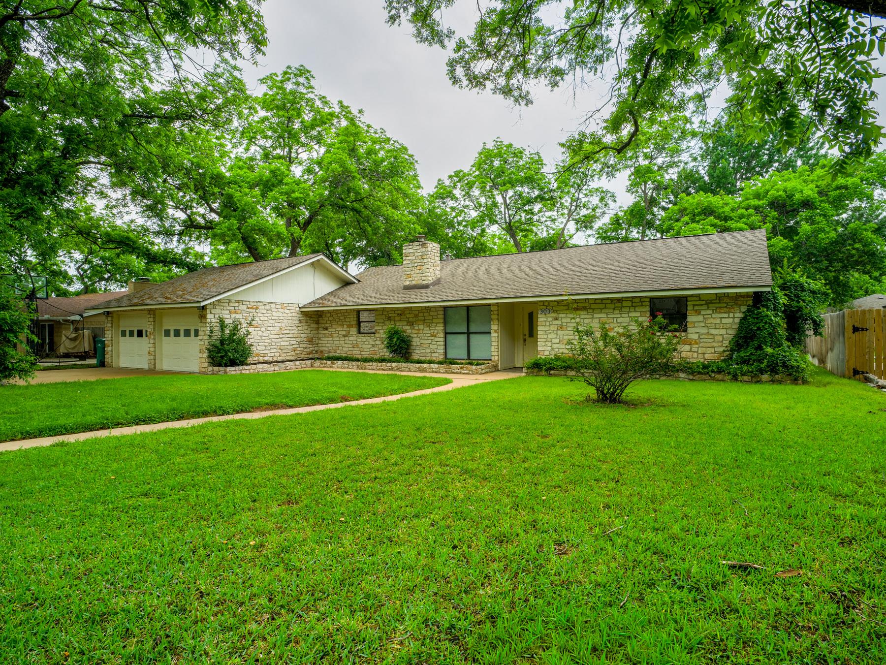 303 Stewart St, Meadowlakes, TX 78654