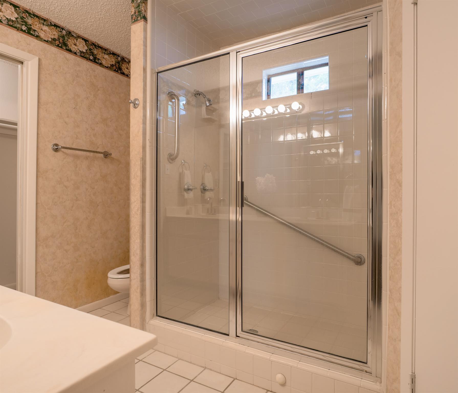 303 Stewart St, Meadowlakes, TX 78654
