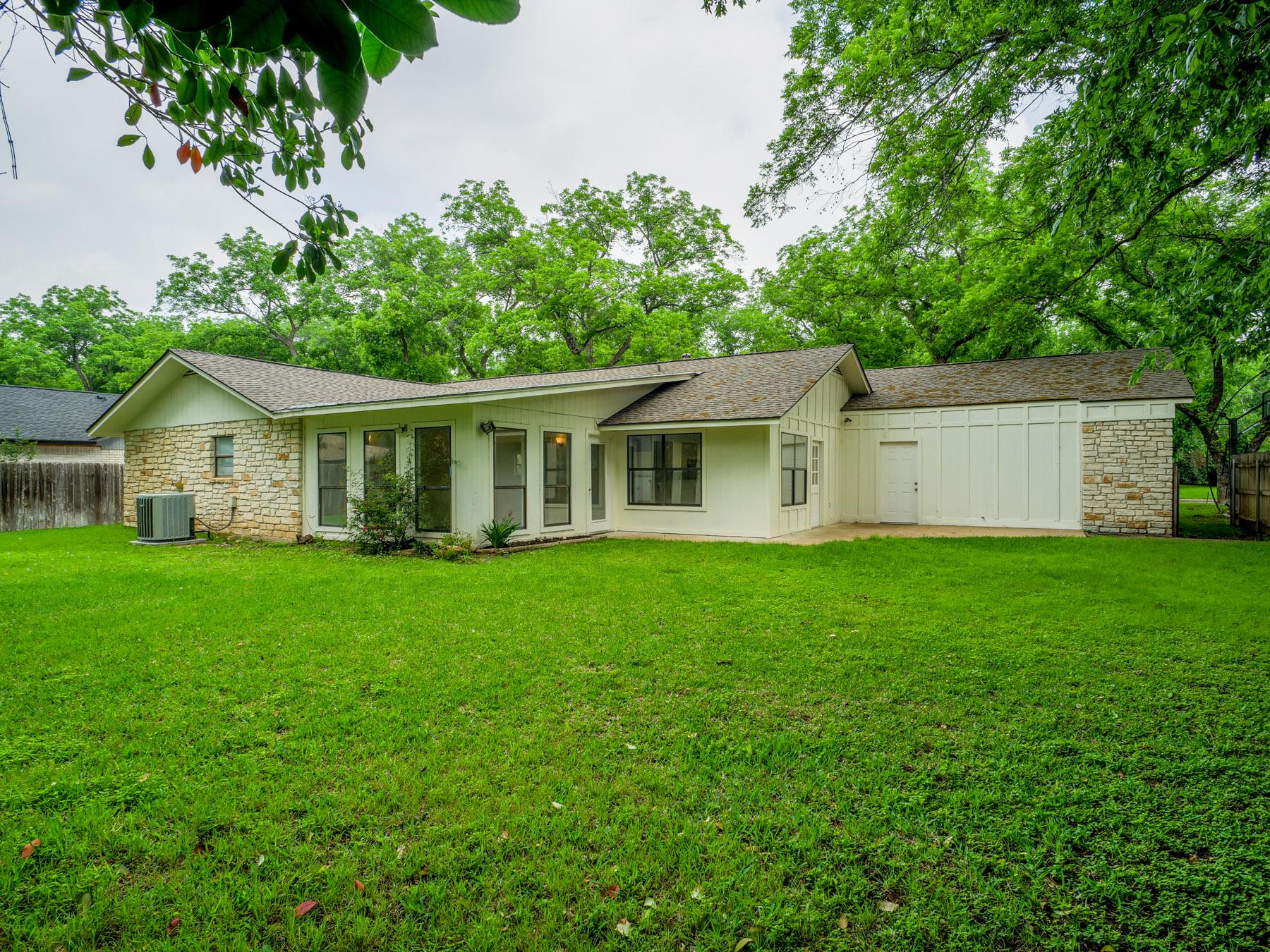 303 Stewart St, Meadowlakes, TX 78654