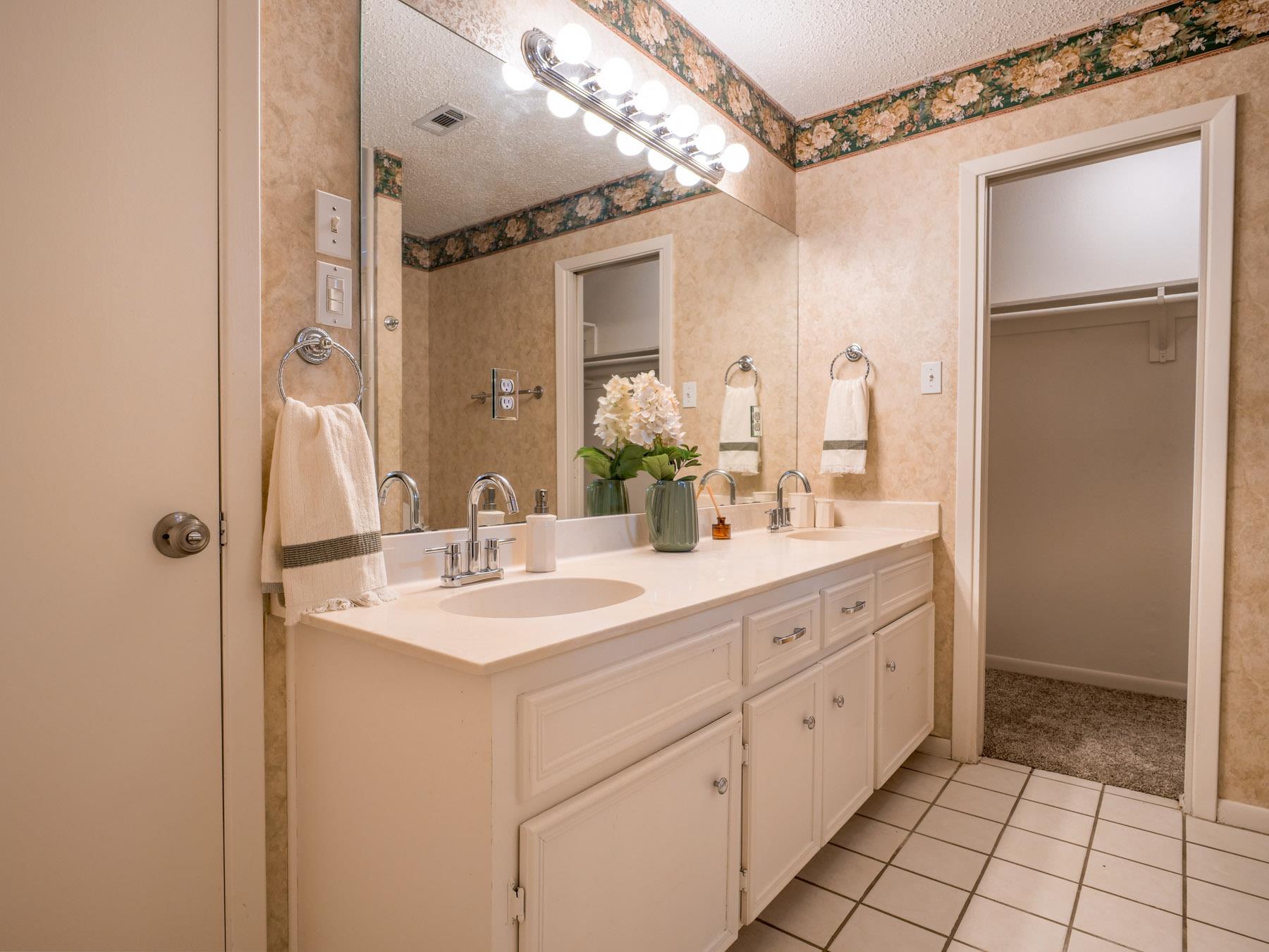 303 Stewart St, Meadowlakes, TX 78654