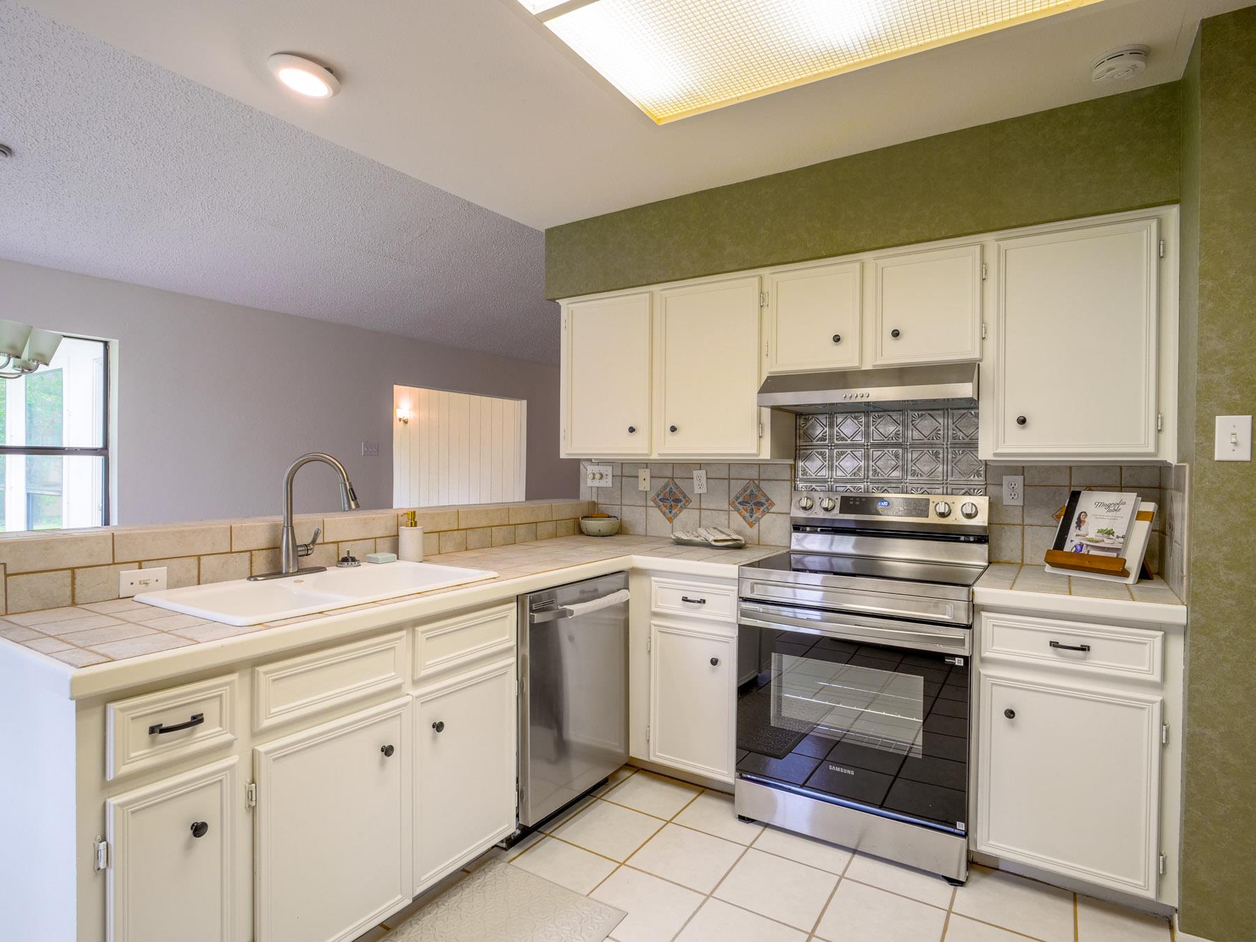 303 Stewart St, Meadowlakes, TX 78654