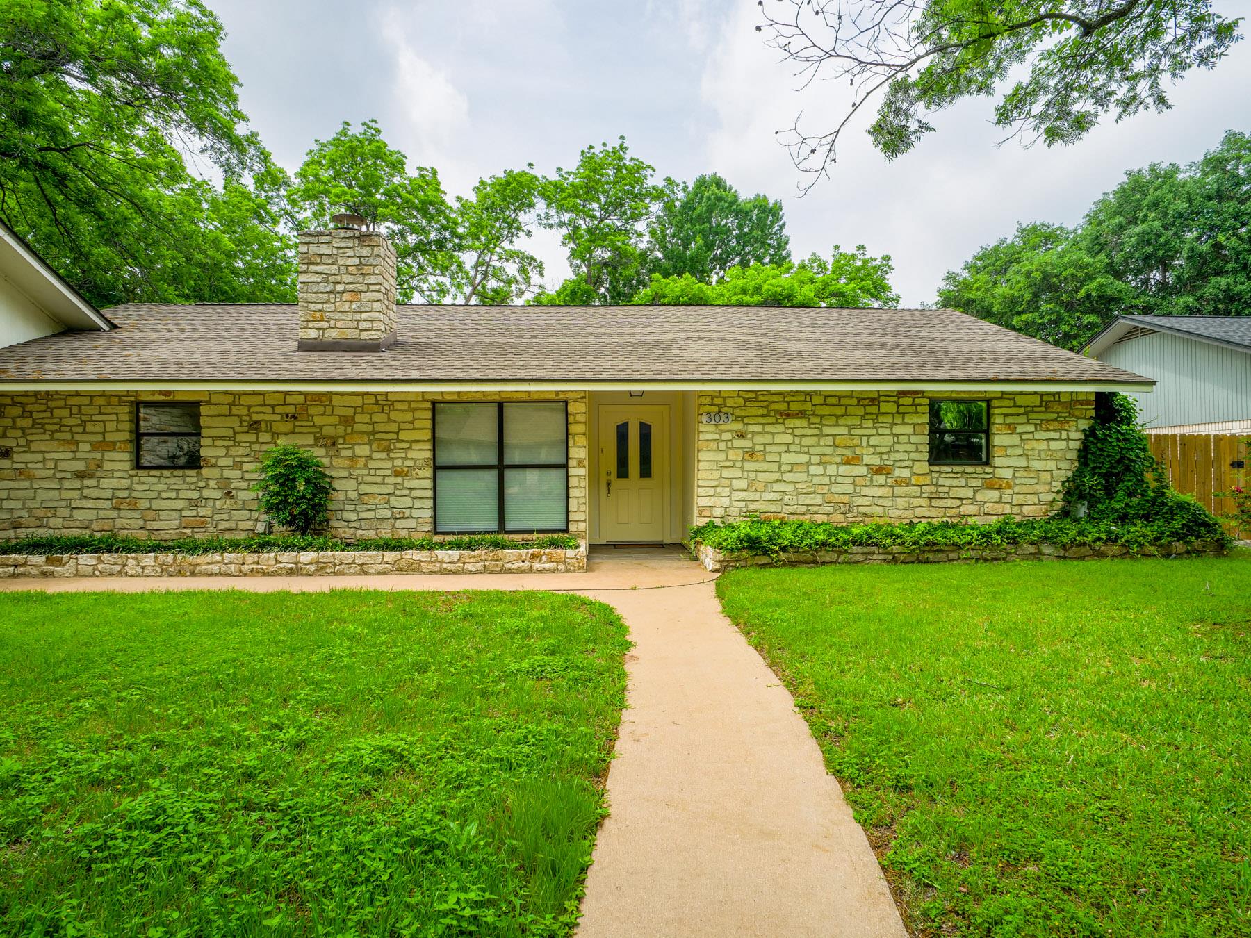 303 Stewart St, Meadowlakes, TX 78654