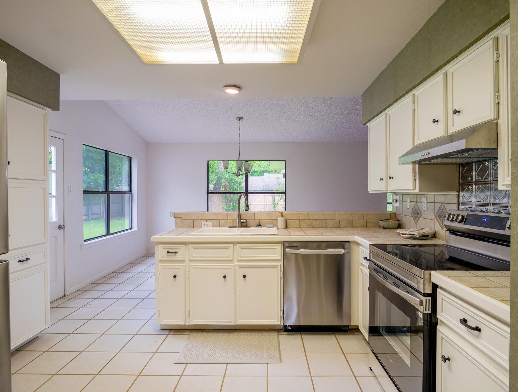 303 Stewart St, Meadowlakes, TX 78654