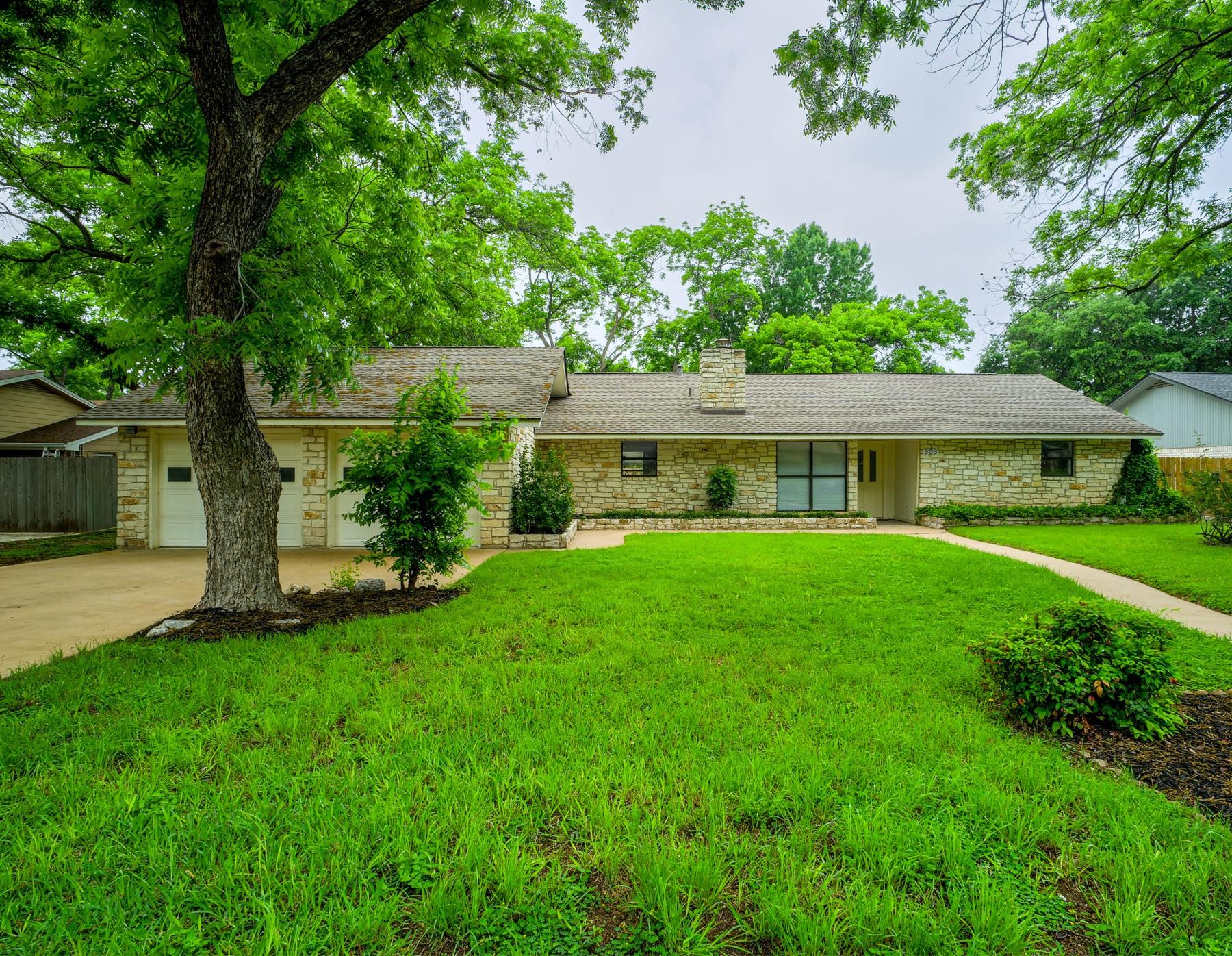 303 Stewart St, Meadowlakes, TX 78654