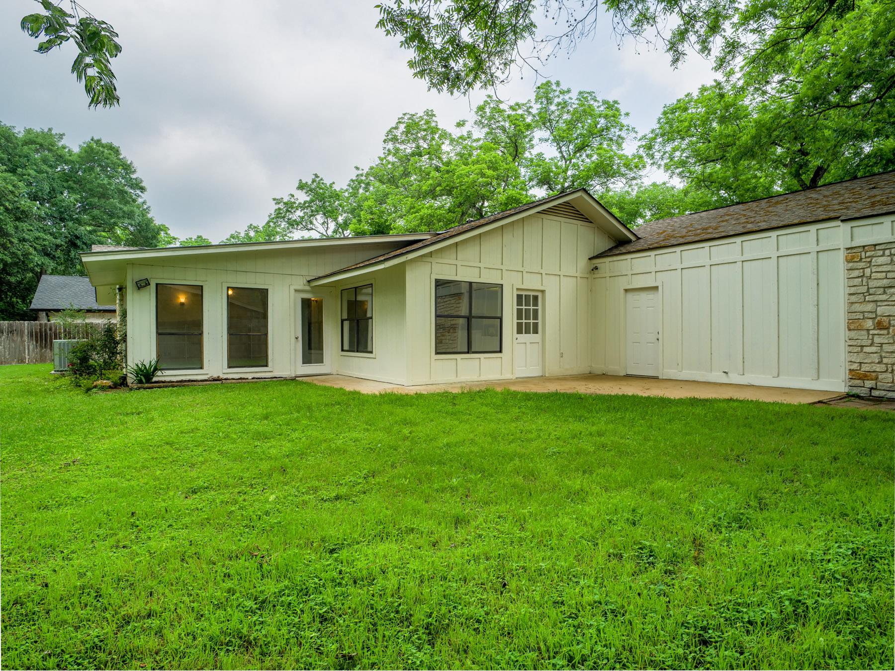 303 Stewart St, Meadowlakes, TX 78654