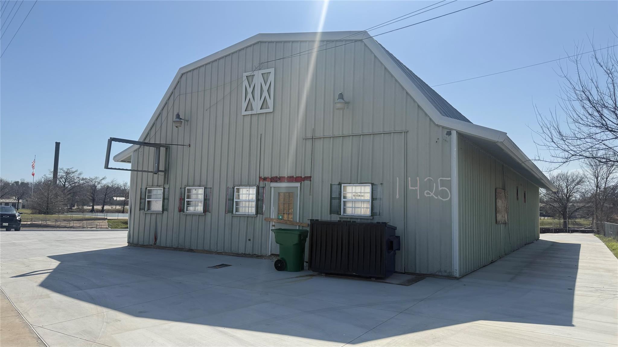1425 N Main St, Taylor, TX 76574