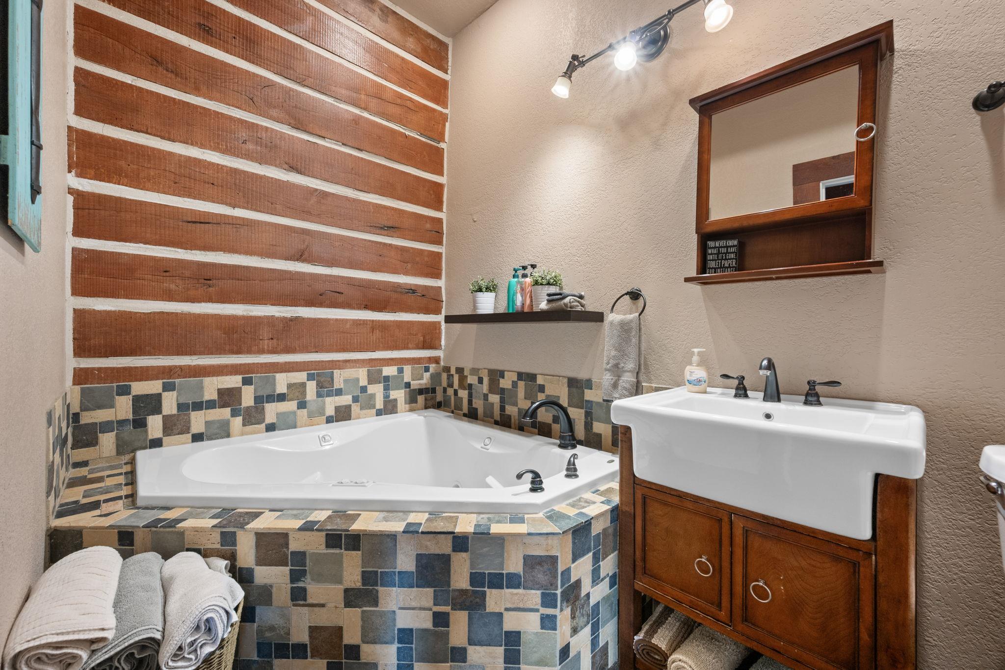 28537 Paradise Manor Dr, Marble Falls, TX 78654