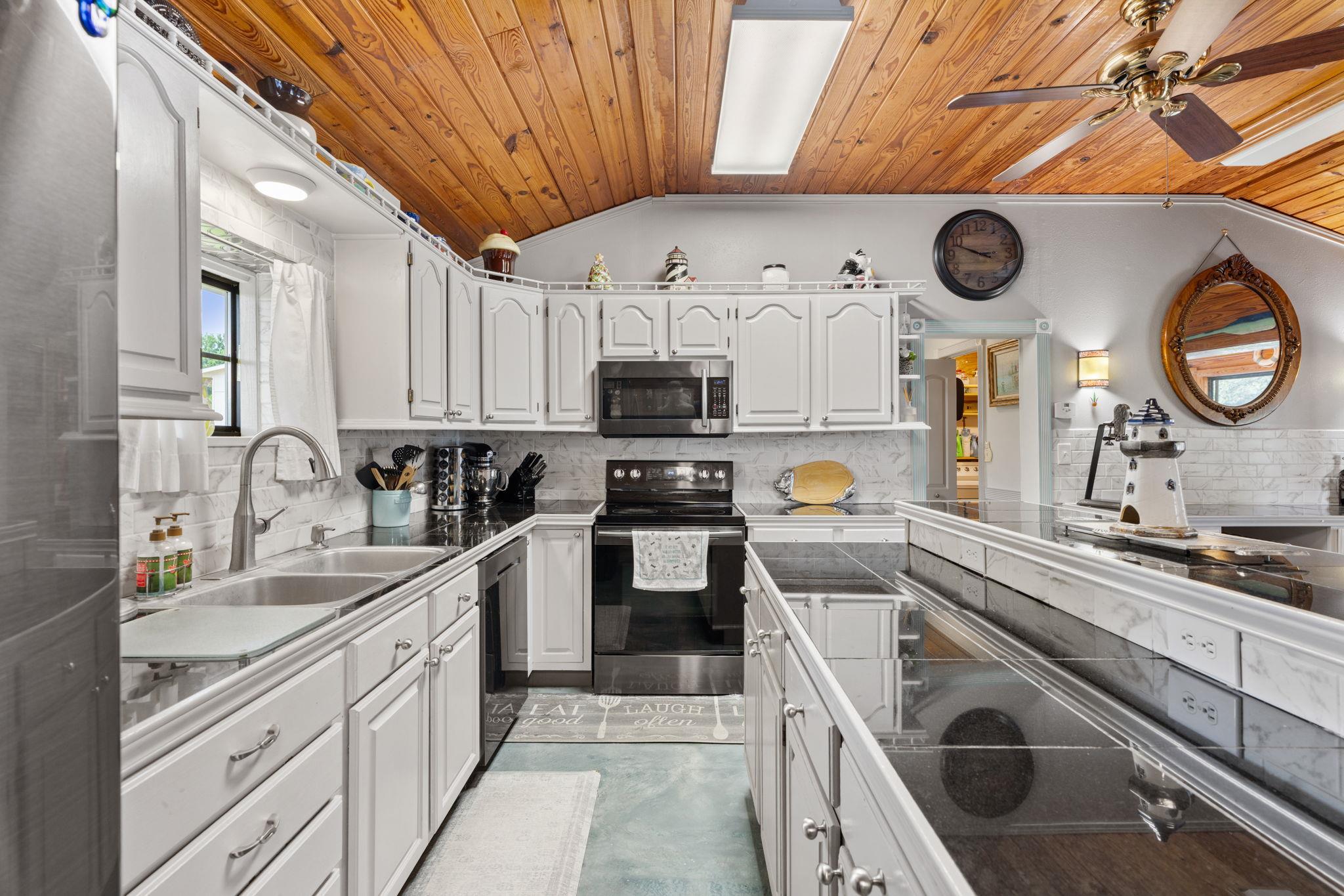327 Mountain View Dr, Sunrise Beach, TX 78643