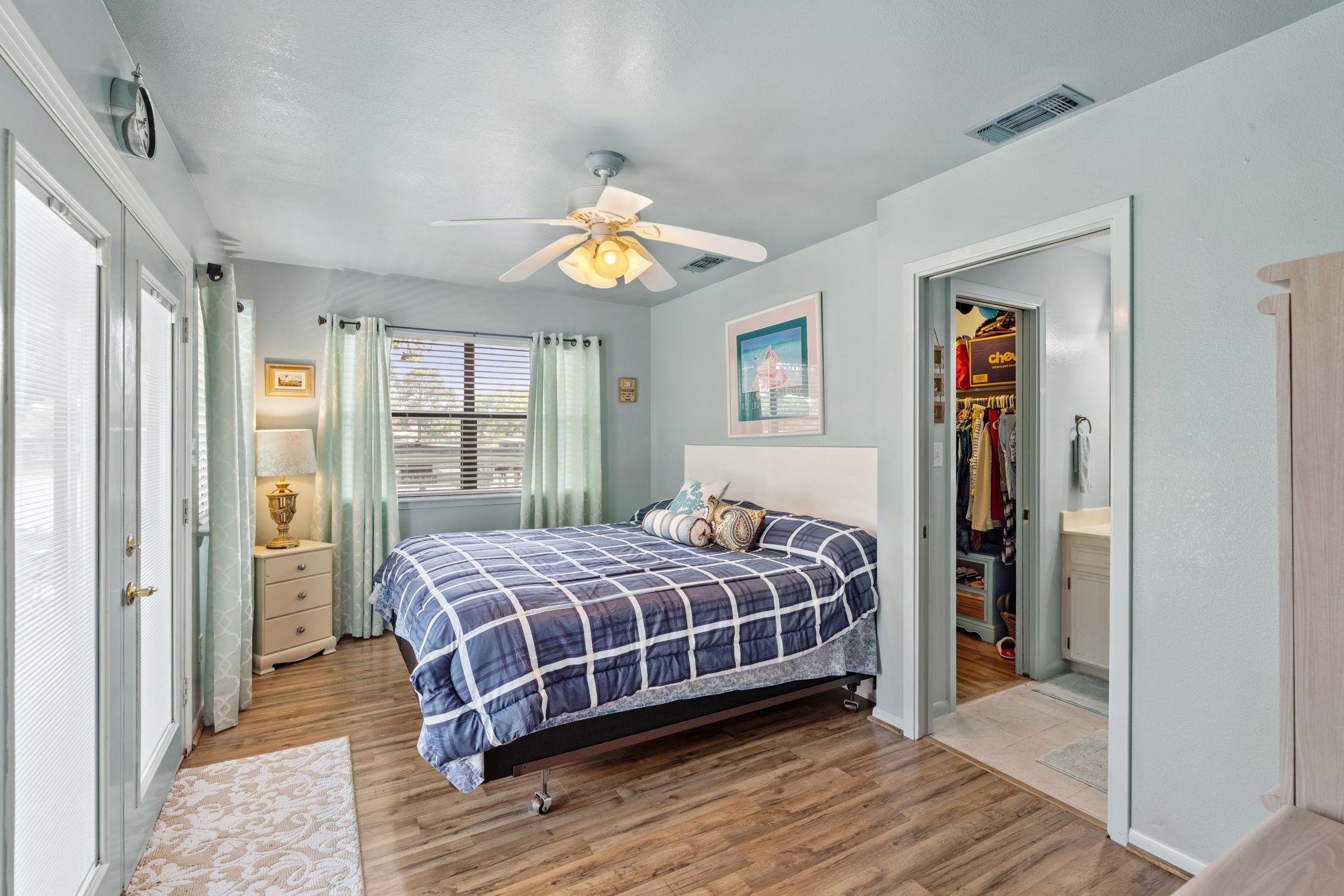 327 Mountain View Dr, Sunrise Beach, TX 78643